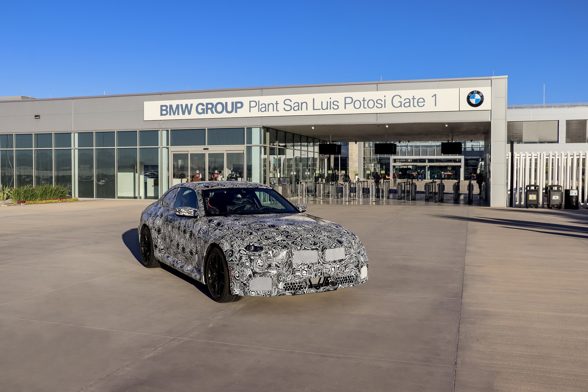 BMW показала новое поколение M2. Пока в камуфляже