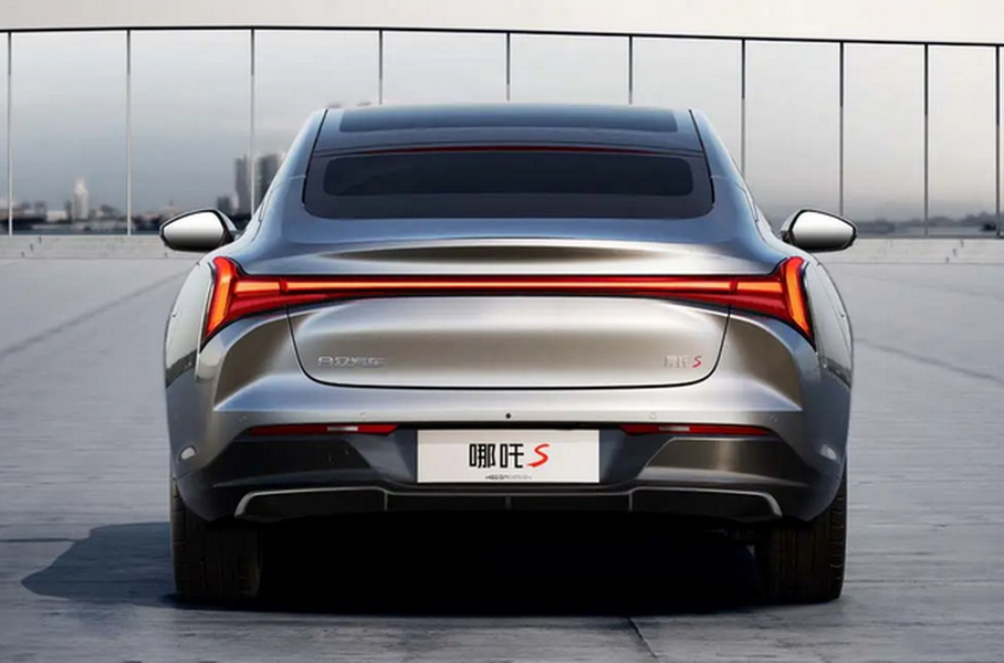 1100 км без подзарядки: показан новый конкурент Tesla Model 3 из Китая