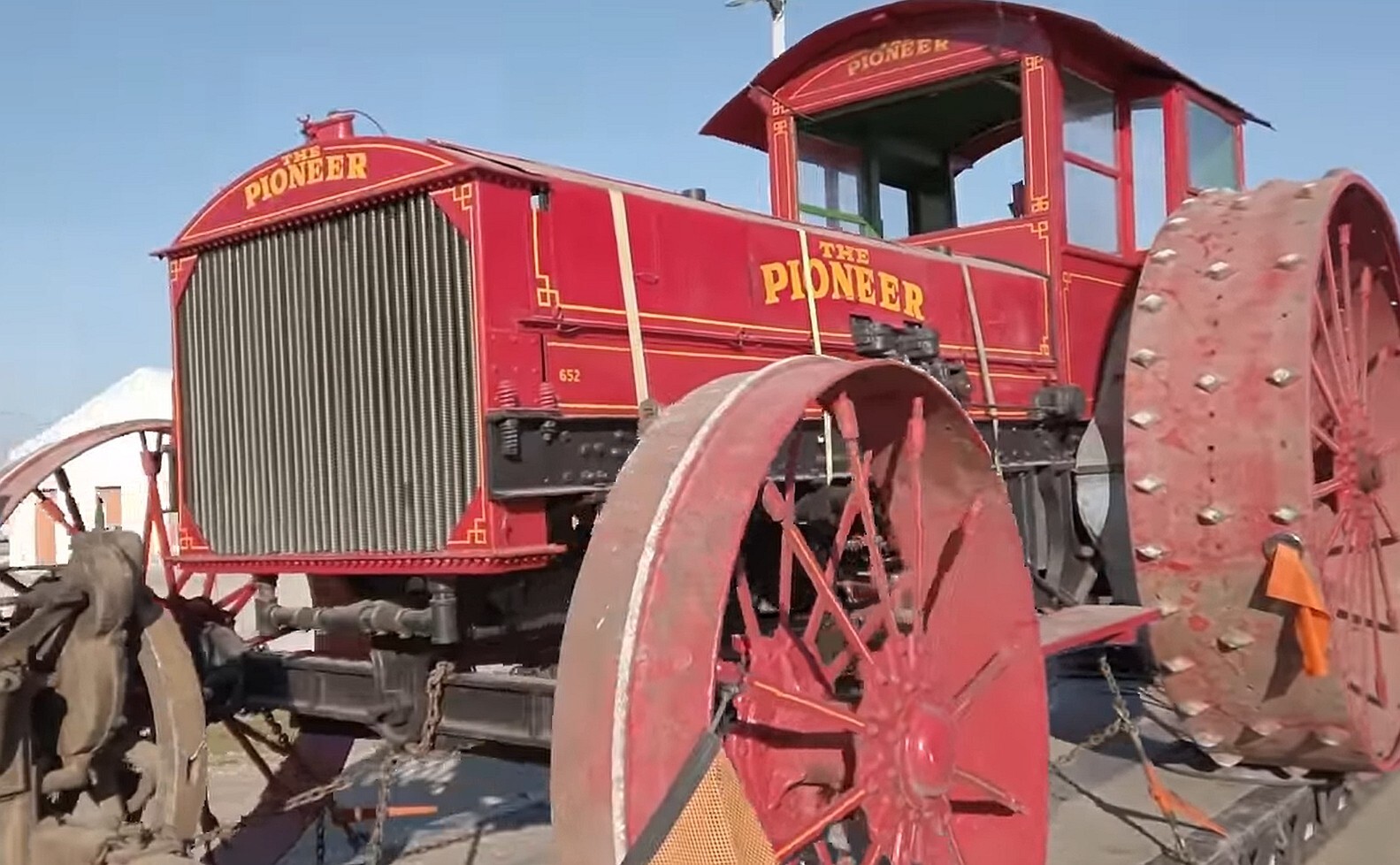 Посмотрите на огромный 110-летний трактор, который стоит как Rolls-Royce