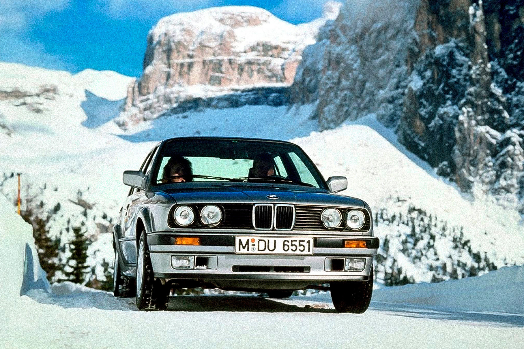 Начало 1990-х уже было отмечено бумом полного привода. Во всяком случае, практически каждая массовая модель теперь предлагалась с четырьмя ведущими колесами — даже BMW. Правда, мода быстро сошла на нет, чтобы затем вернуться с новой силой в наши дни.