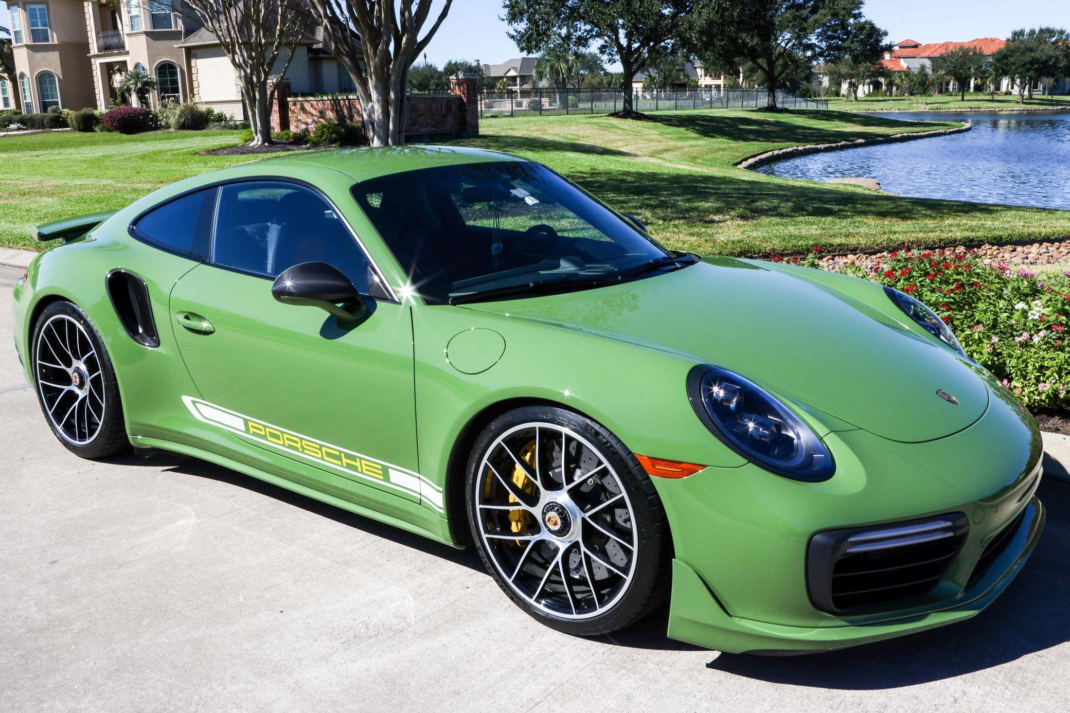 На продажу выставили очень зелёный Porsche 911 Turbo S