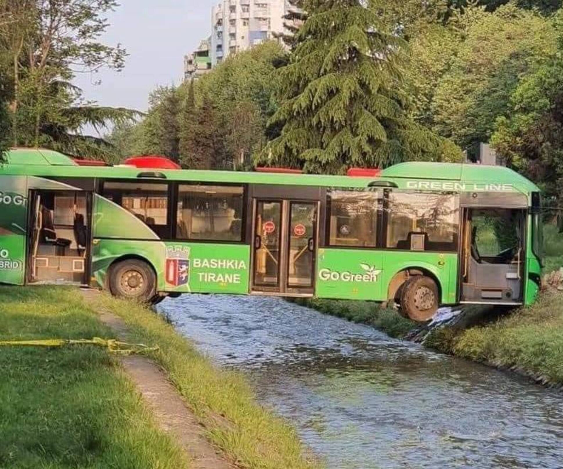 Автобус рухнул в реку в Албании. Поверх автомобиля — Motor