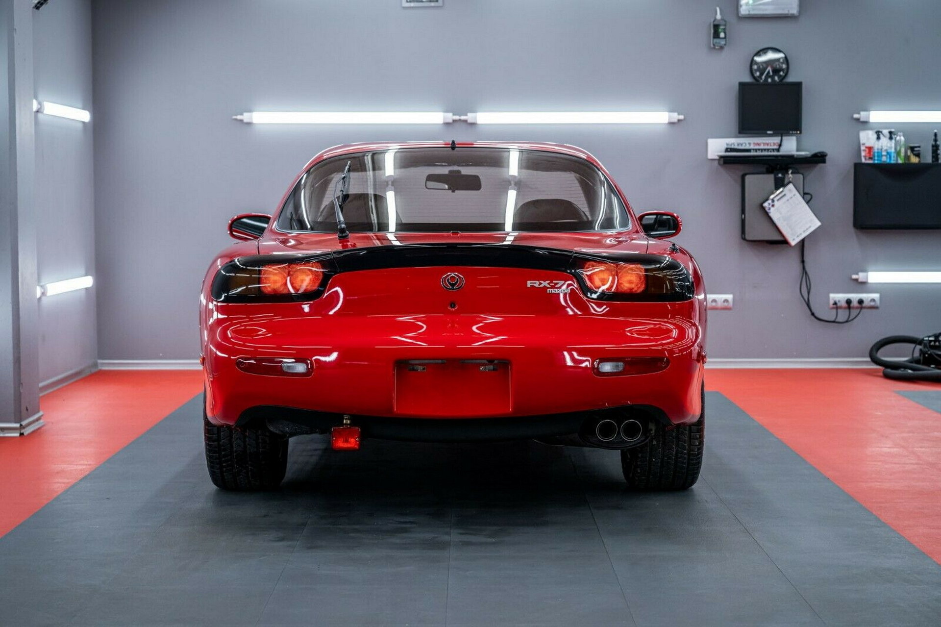 Никогда не видевшую улиц Mazda RX-7 от единственного владельца выставили на продажу