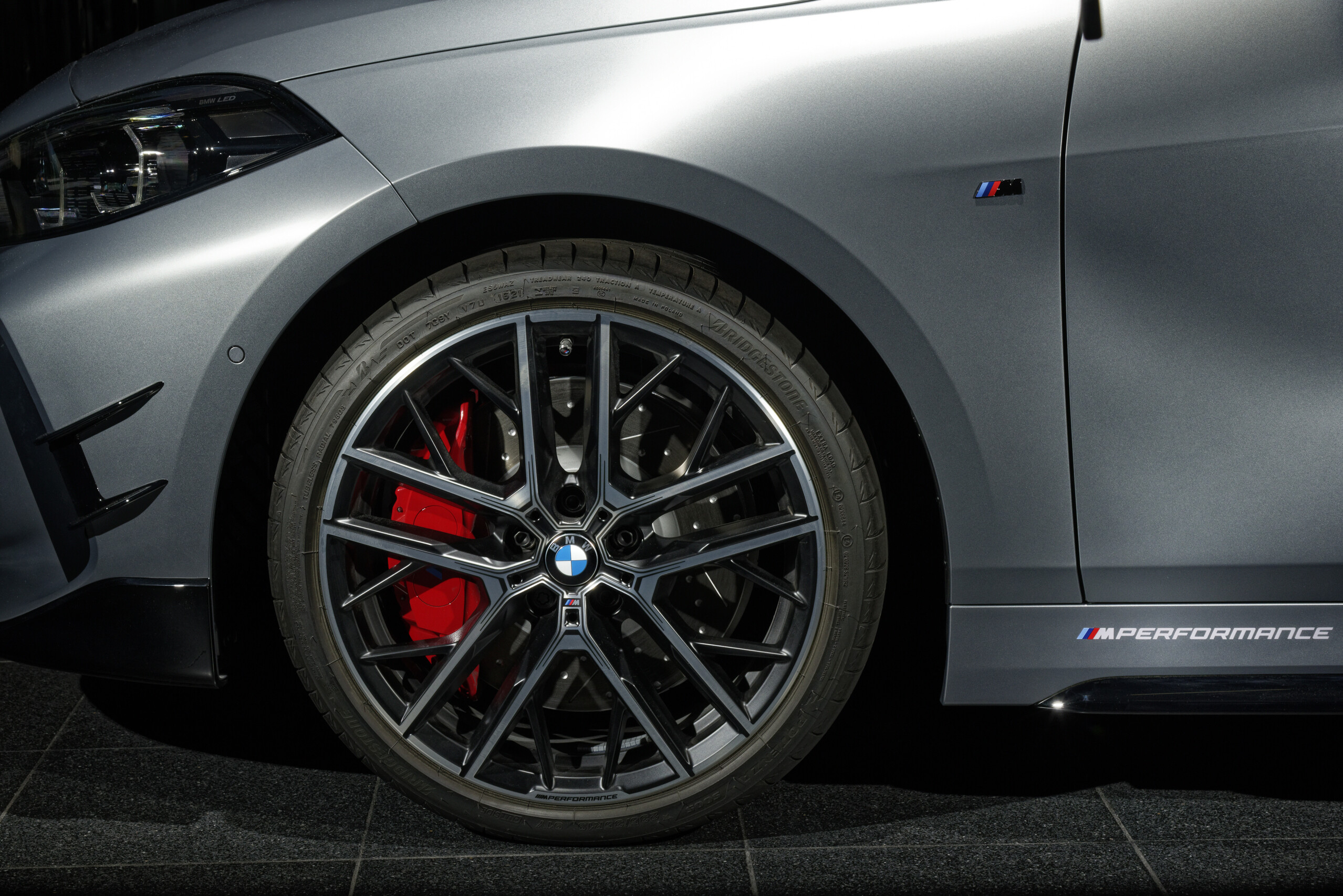 BMW показала карбоновый тюнинг для «заряженного» хэтчбека M135i