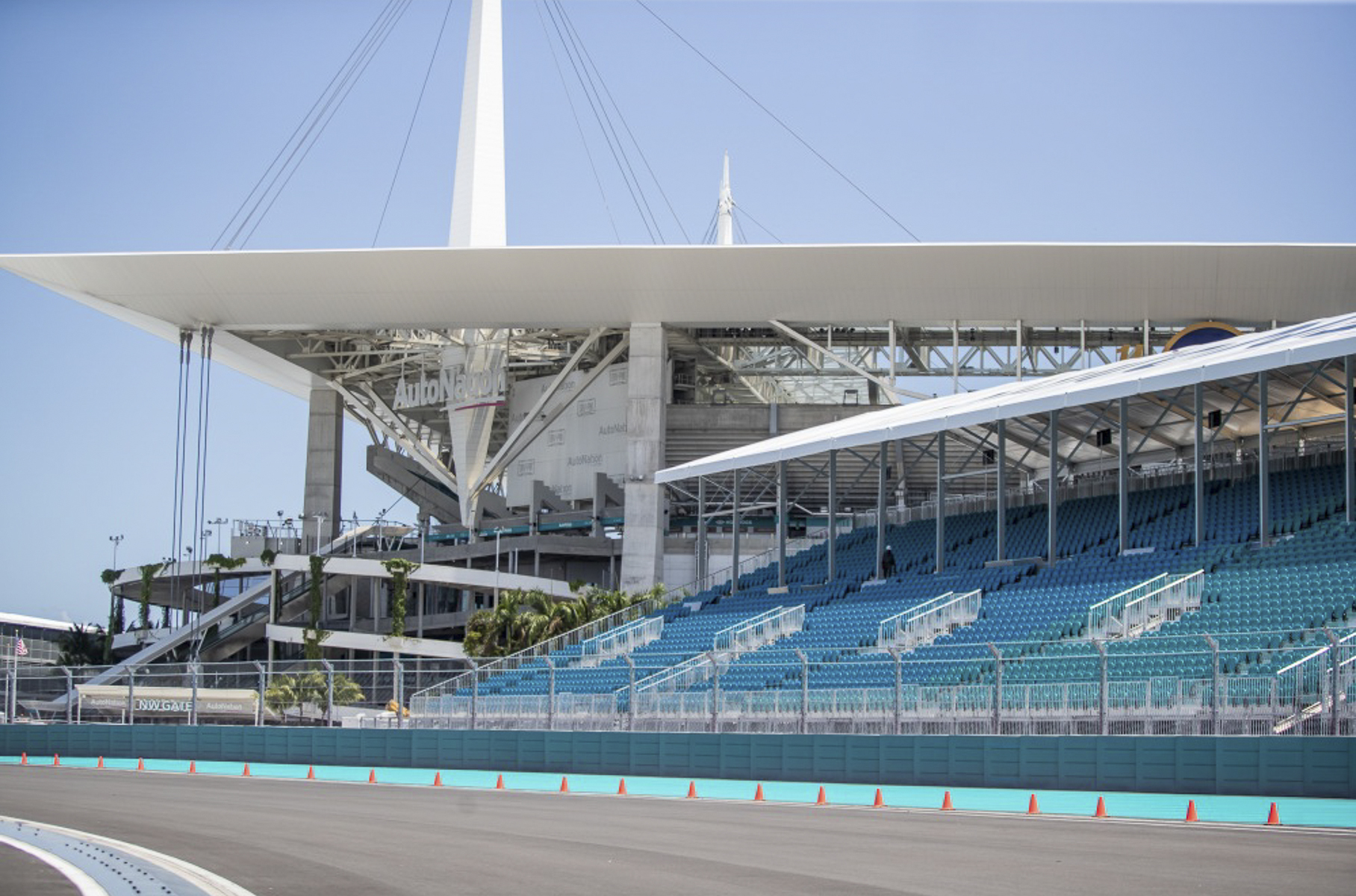 Для Гран-при Формулы-1 в Майами соорудили фальшивую бухту с нарисованной водой