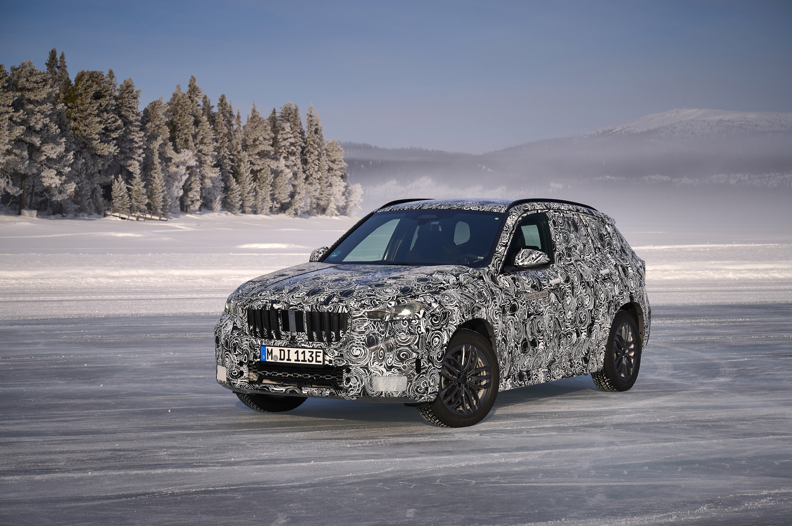 BMW вывела электрокроссовер iX1 на зимние тесты