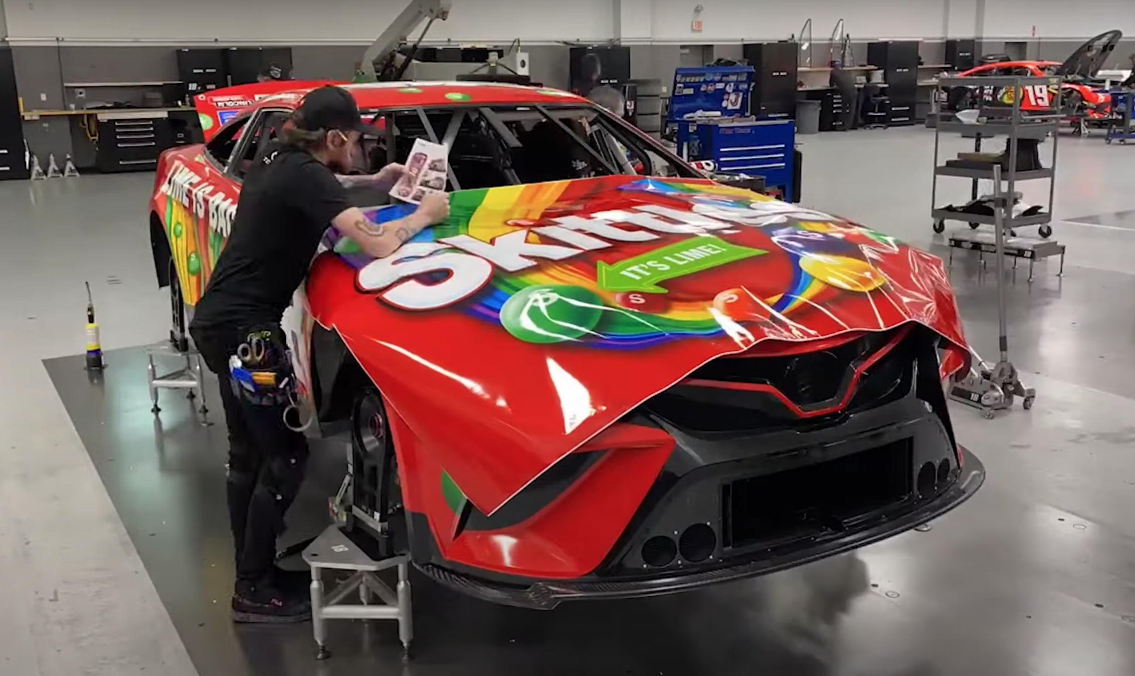 Посмотрите, как наносят ливрею на гоночные машины NASCAR
