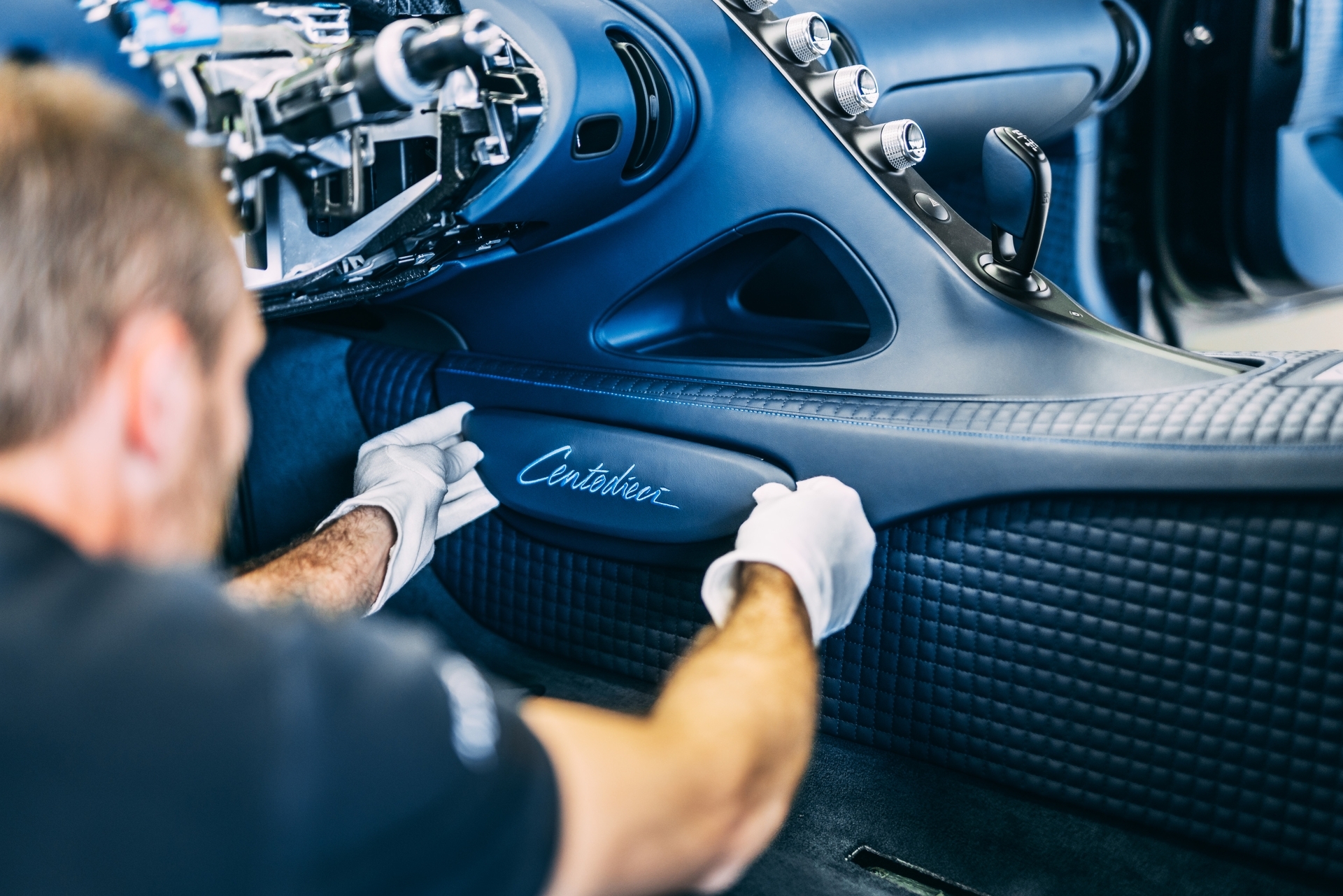 Bugatti показала интерьер гиперкара Centodieci в стиле модели 20-летней давности