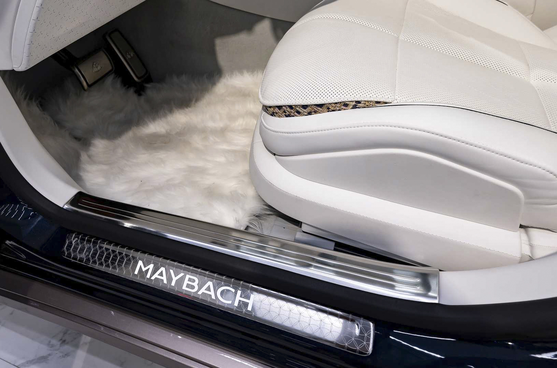 Представлен ультрароскошный Mercedes-Maybach с мехом и золотом