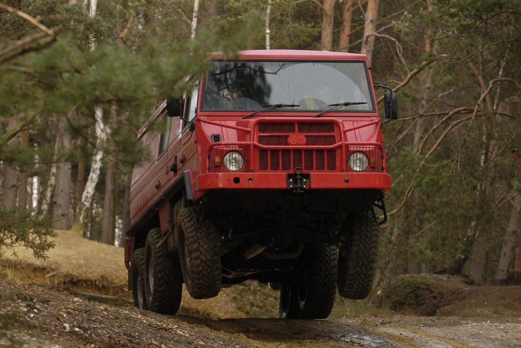 Pinzgauer демонстрирует обычную для машин с таким типом подвески косолапость — как, например, грузовики Tatra