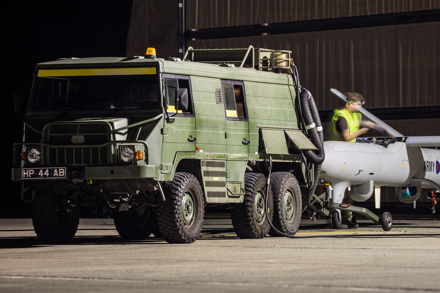 В английской армии Pinzgauer исполняет и вспомогательную роль — на фото спецавтомобиль для обслуживания авиации