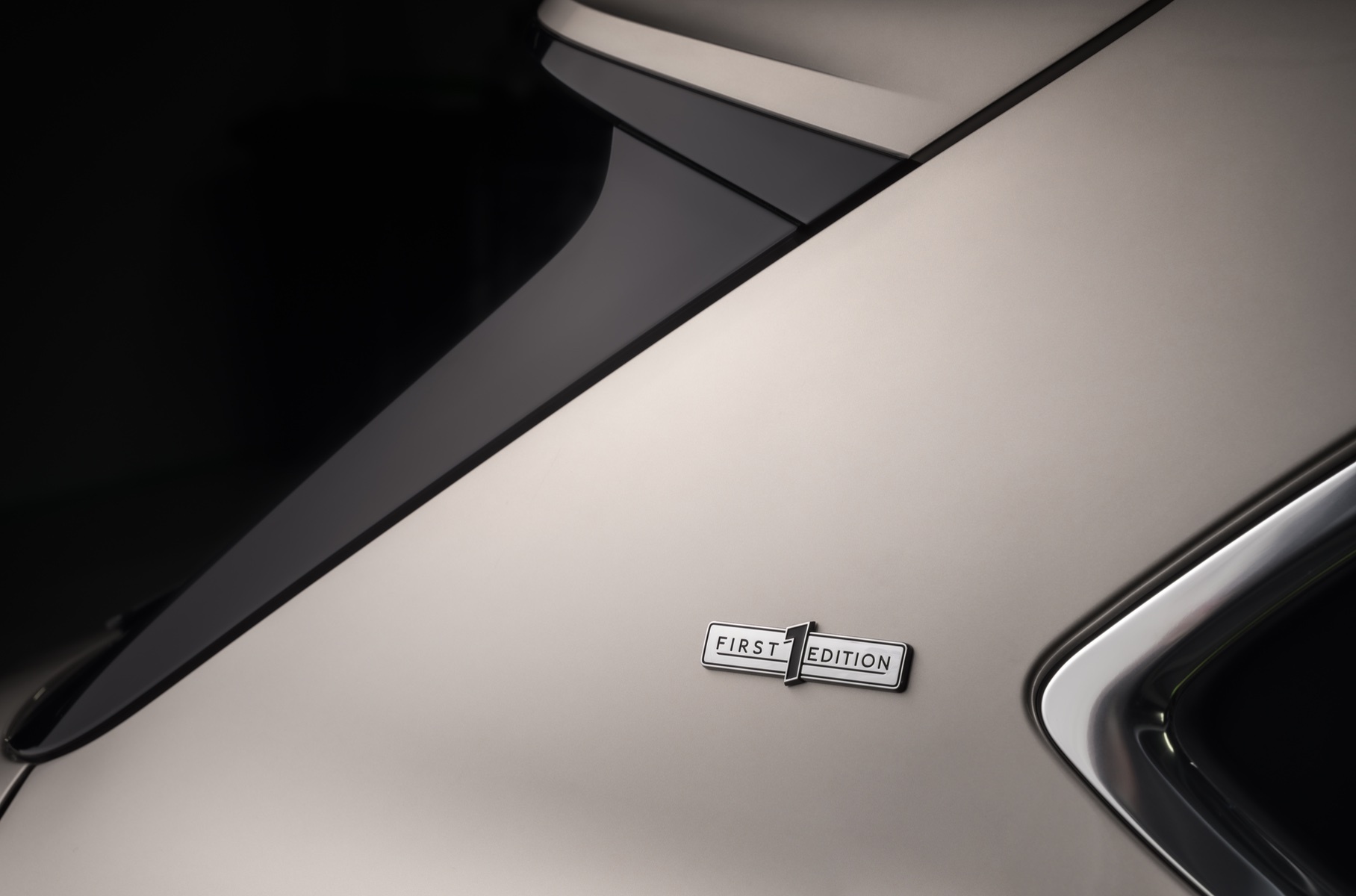 Удлиненный Bentley Bentayga получил «богатую» версию First Edition