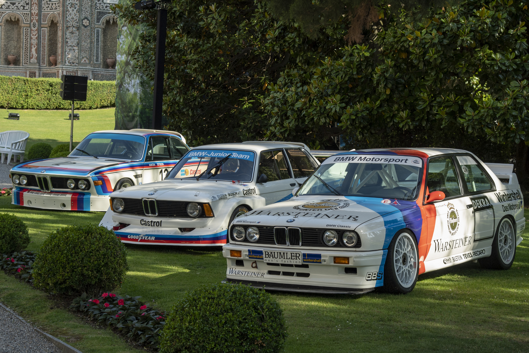 В рамках конкурса также экспонировались гоночные BMW из заводской коллекции: M3 серии DTM (справа), 320 Turbo серии DRM (в центре) и «бэтмобиль» 3.0 CSL
