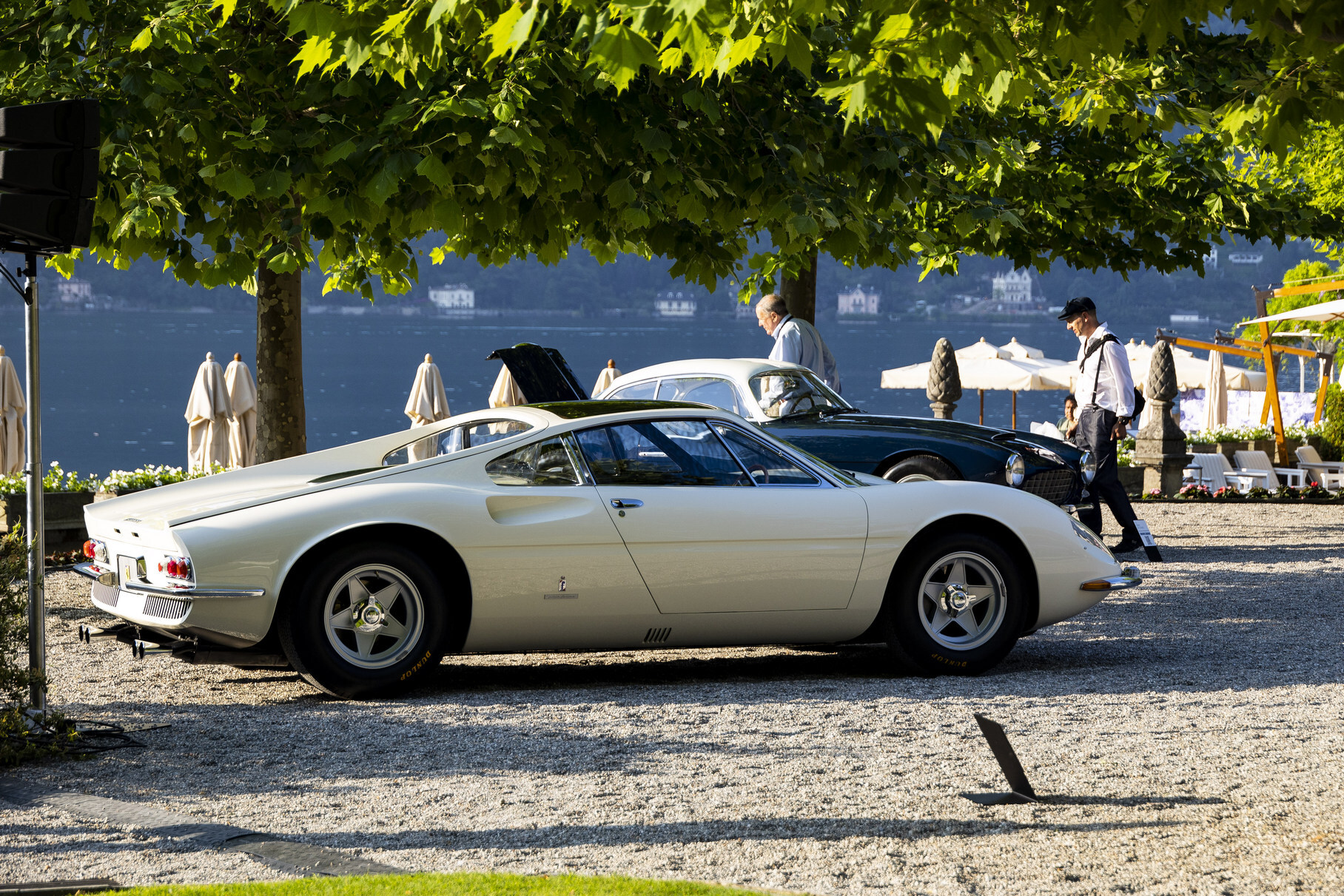 Кузов ателье Pininfarina — работа легендарного дизайнера Альдо Бровароне. Внешность выполнена в духе концепт-кара 206 GT Speciale 1965 года и явно предвосхитила серийную модель Dino 246 GT. Но трёхместка намного крупнее их, ведь за кабиной стоит V12 4.4 конструкции Джоакино Коломбо мощностью 380 лошадиных сил от гоночного Ferrari 365 P2.