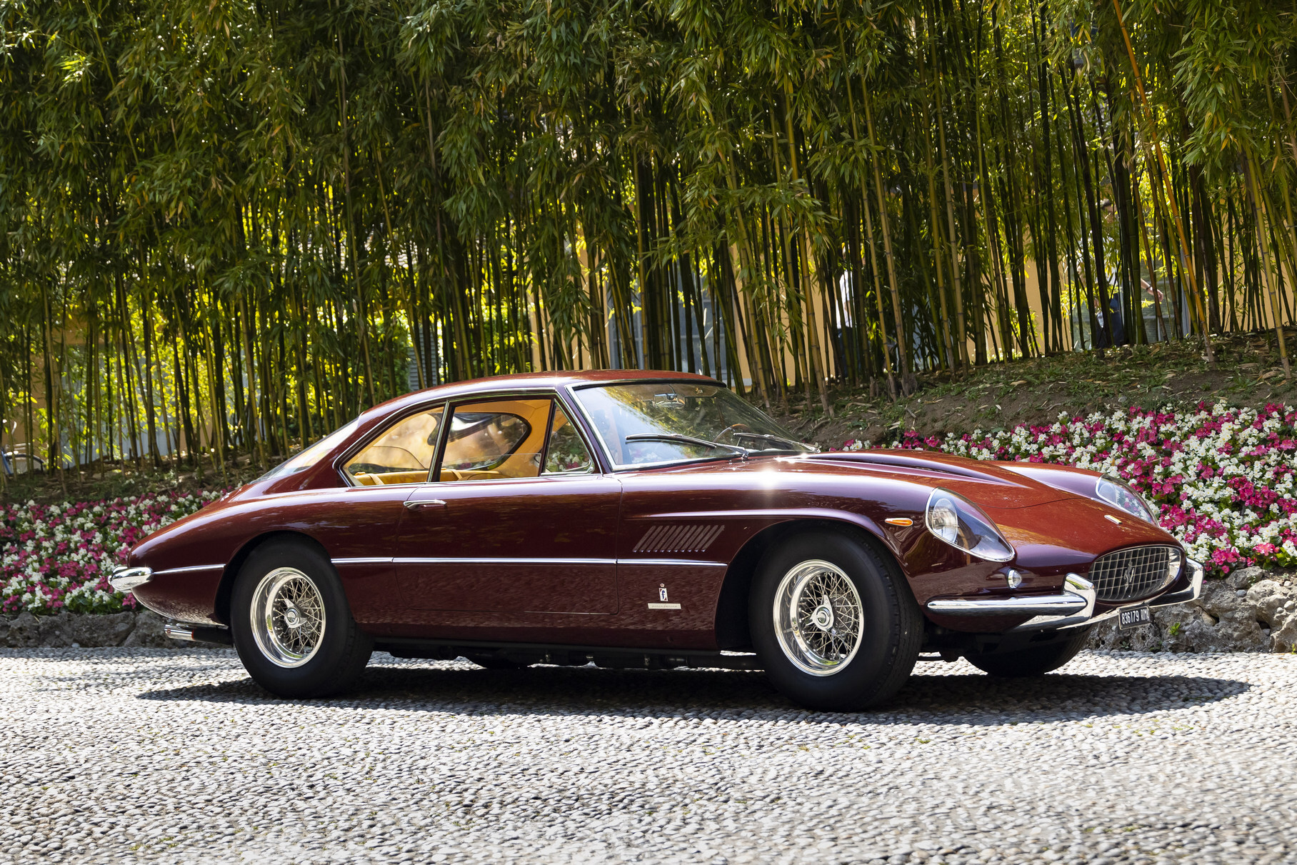 Ferrari 400 Superamerica в начале 1960-х была флагманской моделью марки: крупное купе с богато отделанным салоном и большим V12 4.0 пользовалось спросом у любителей роскоши. Эта машина 1964 года относится к так называемой «серии 2» — с удлинённой колёсной базой и обтекаемым кузовом Aerodinamico. Кстати, в 1967 году она снималась в итальянской комедии Il tigre. С тех пор машина прошла реставрацию, сменила серебристо-серый цвет на бордовый и почти полвека провела в закрытой коллекции. Нынешний выезд — её первое публичное появление со времён съёмок в кино.