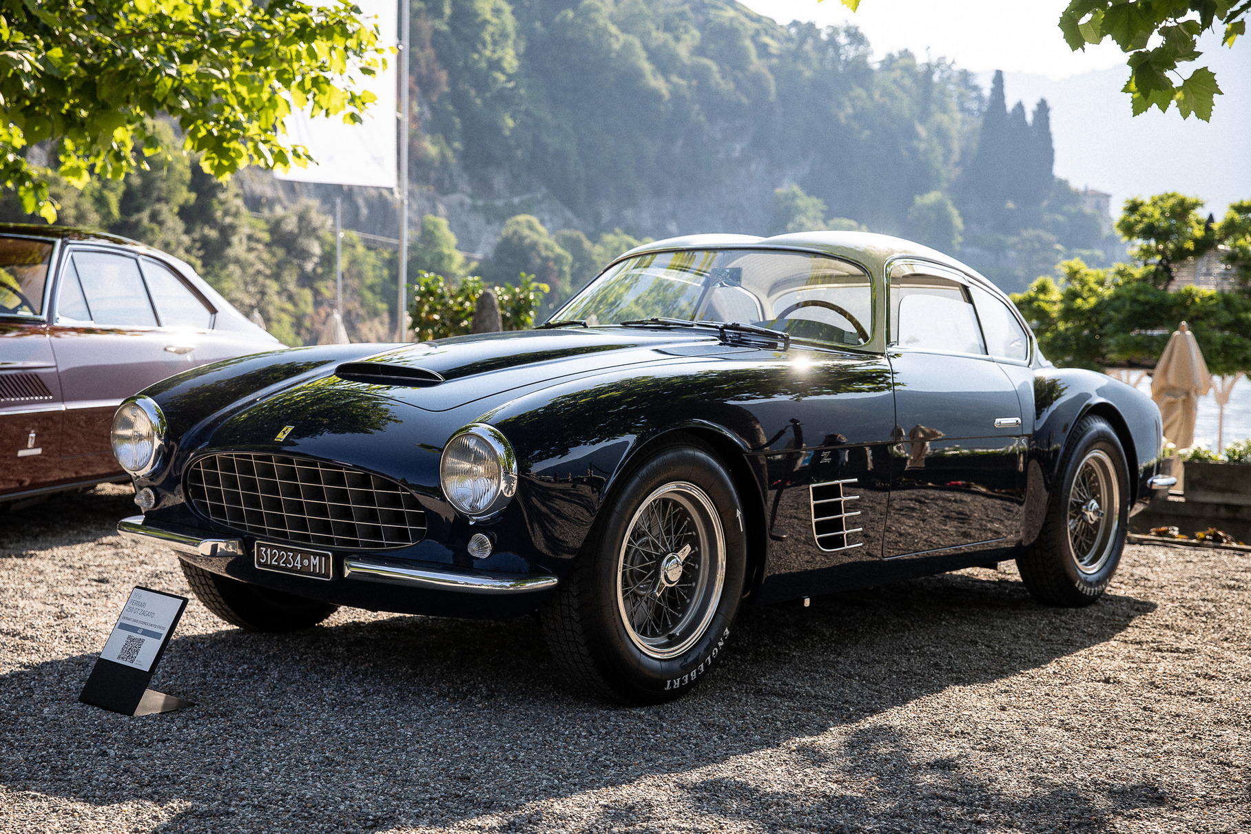 Жюри особо отметило Ferrari 250 GT американского коллекционера Дэвида Сидорика. Любое купе полугоночной серии «Tour de France» — это большая ценность: например, в прошлом году одна из таких машин получила главный приз конкурса, «Best of show». Но это тёмно-синее купе со светлой крышей — редкость вдвойне. Ferrari c заводским номером 0515GT — одна из пяти машин с лёгким кузовом работы Уго Загато, изготовленная в 1956 году по заказу миланского бизнесмена и гонщика-любителя Владимиро Галлуцци. Спорткар легко опознать даже издали по характерной «двугорбой» крыше.