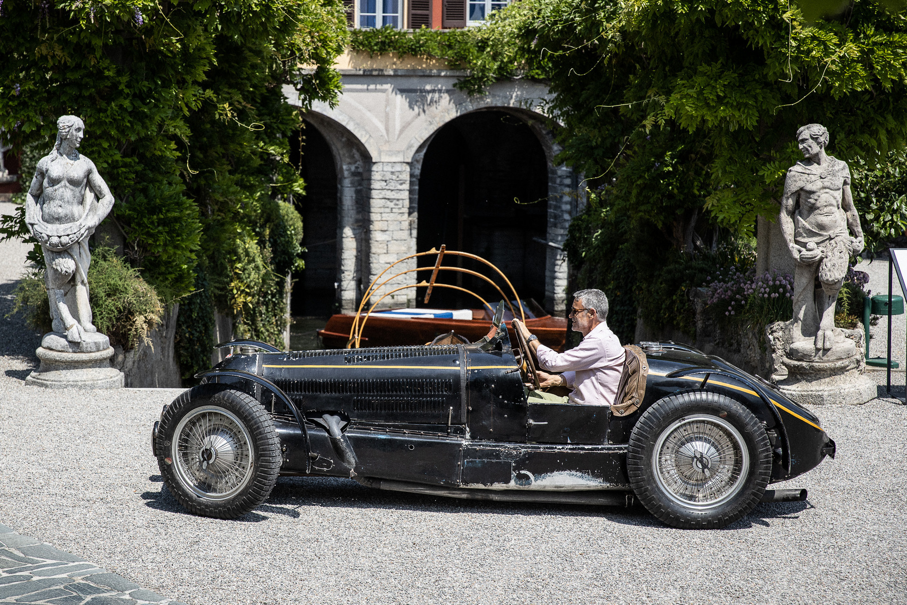 Побитый жизнью Bugatti Type 59 Sports кажется на этом празднике жизни не в своей тарелке — чёрная краска изобилует сколами, фары давно потускнели, кожа сидений сморщилась. Однако вся соль как раз в этом: машина находится ровно в том состоянии, в каком закончила спортивную карьеру в 1938 году — когда её выкупил бельгийский король Леопольд III, слывший поклонником марки. Именно поэтому машина удостоилась Трофея FIVA — «За самую сохранную гоночную машину довоенной эпохи».