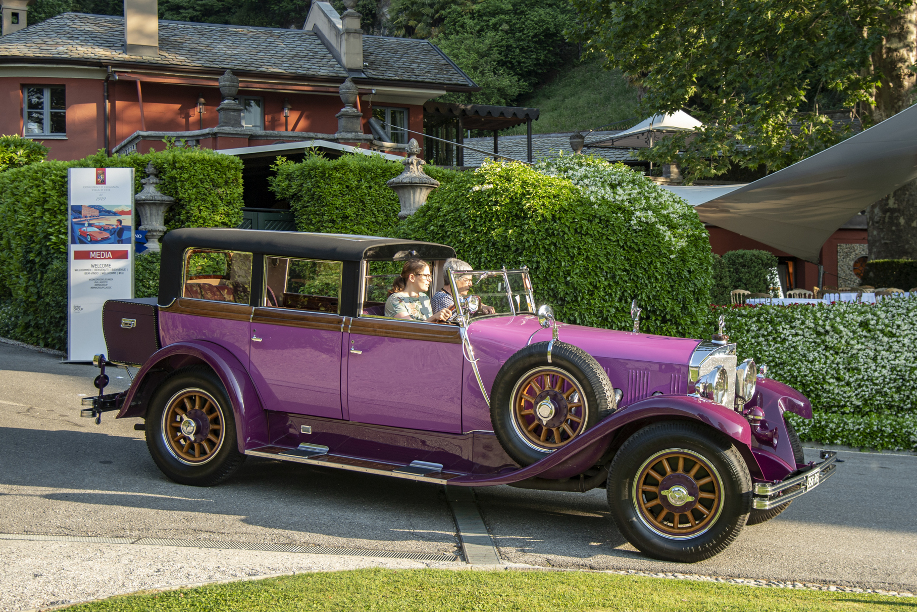 Наш редакционный фаворит — эксцентричный Mercedes-Benz 630 K пурпурного цвета с кузовом «купе де вилль» от французского автокутюрье Якова Савчика, изготовленный в 1928 году. Громадный автомобиль снабжён рядной «шестёркой» рабочим объёмом 6,25 литра.