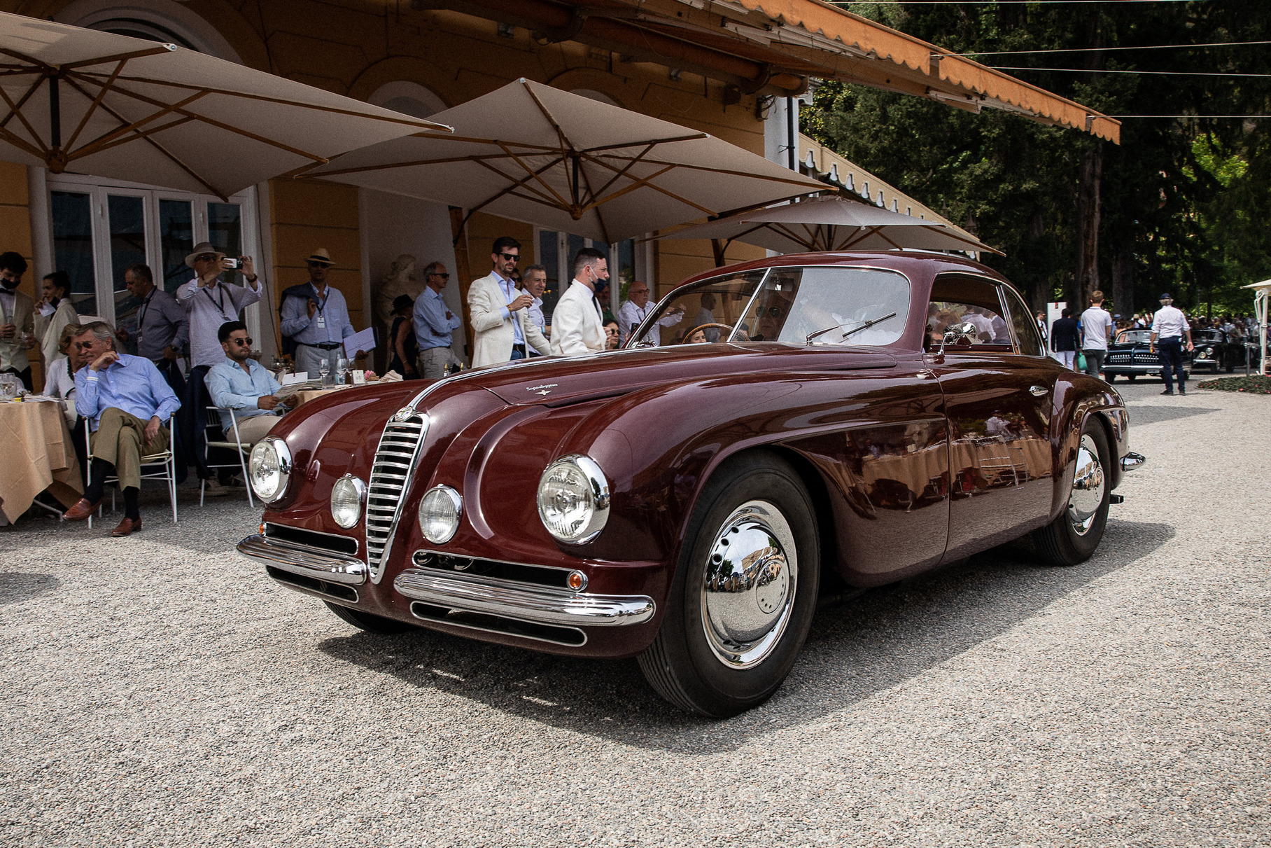 Точно такая же Alfa Romeo 6C 2500 SS c кузовом Carrozzeria Touring победила в Конкурсе элегантности Villa d'Este... когда была новой, в 1949 году. А эту машину 1950 года продали молодому клиенту из Неаполя, после чего она пропала на много лет. А ведь это настоящая редкость: таких машин построили всего 36 штук!