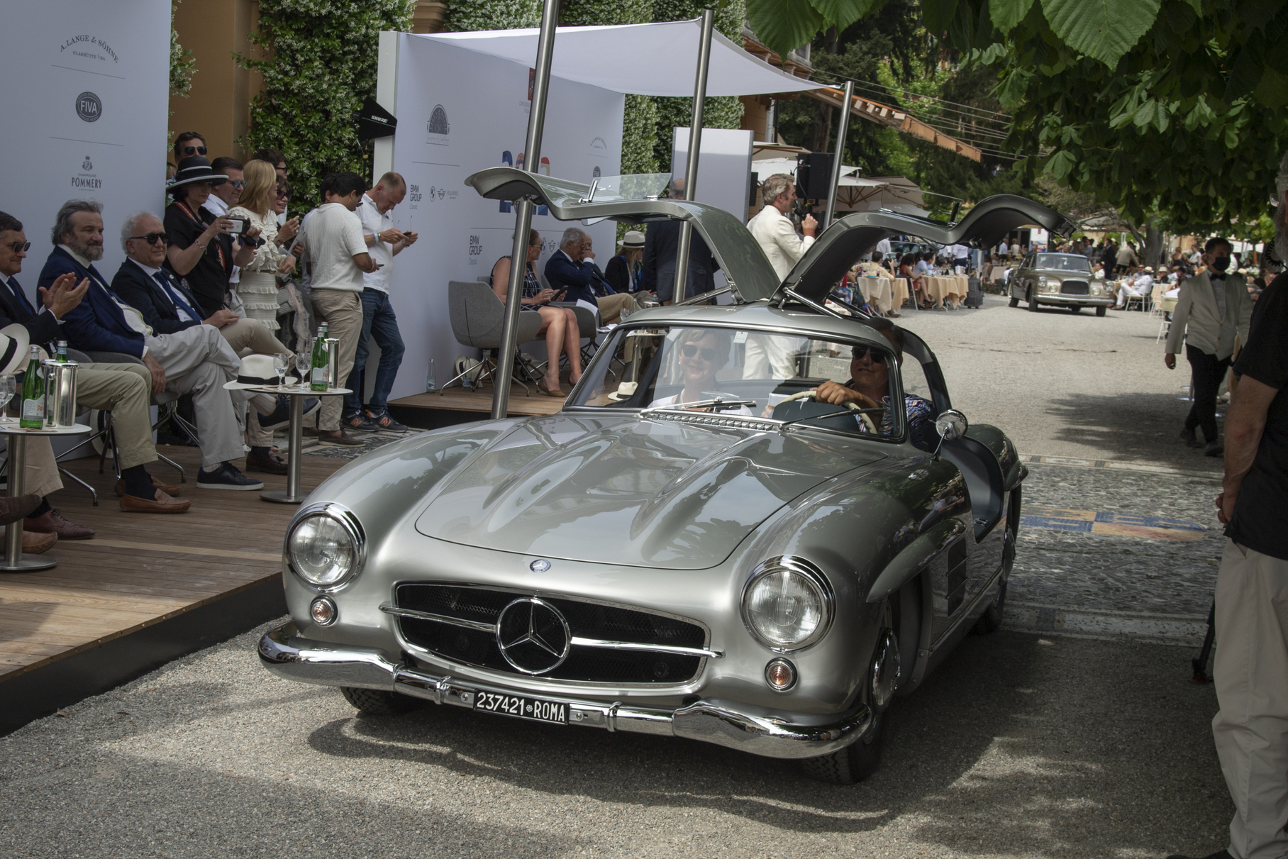 «Крыло чайки», Mercedes-Benz 300 SL — возможно, самый узнаваемый спорткар пятидесятых. А этот экземпляр ещё и с итальянским бэкграундом: первым владельцем была кинозвезда Софи Лорен!