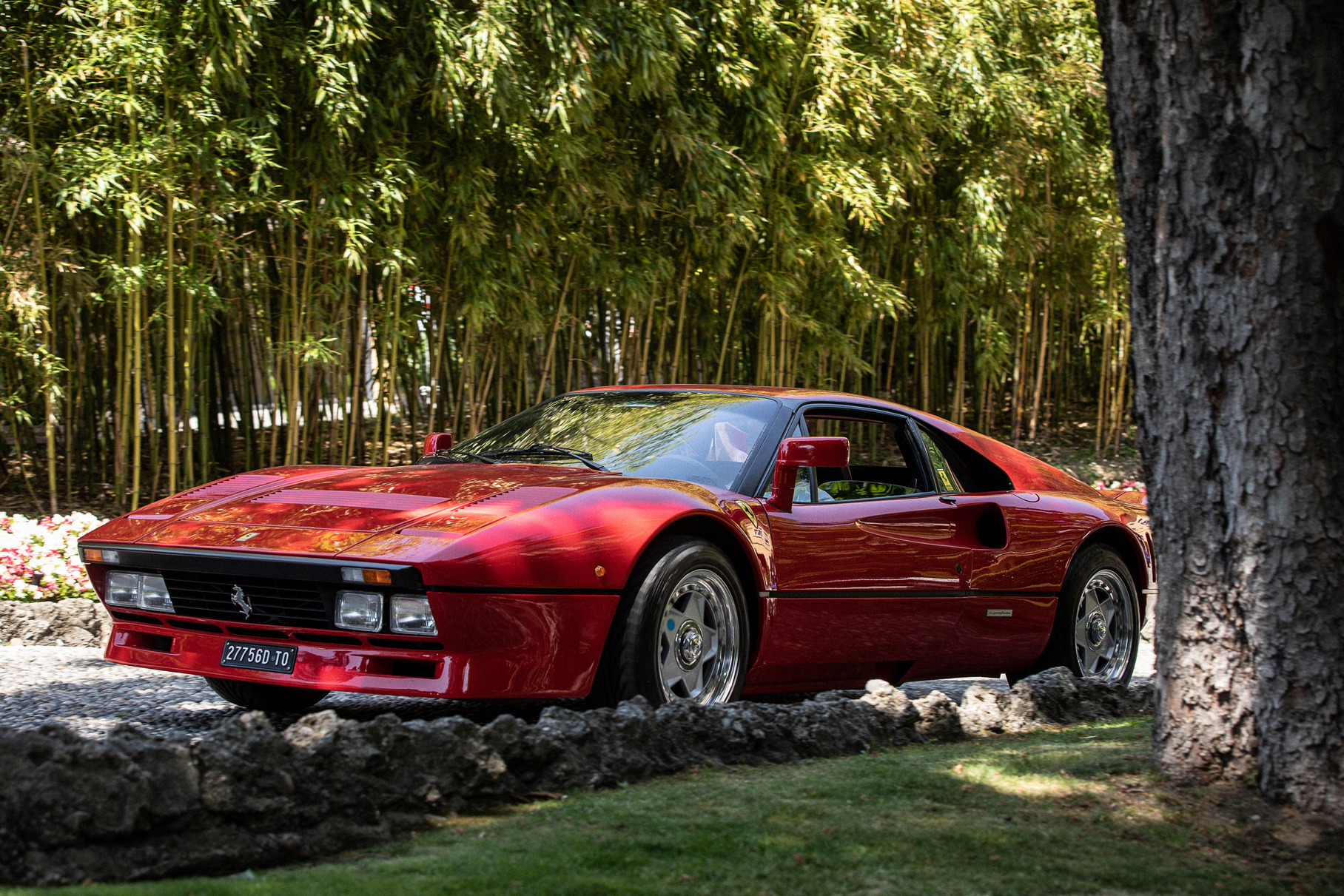 Ferrari 288 GTO со своим турбомотором V8 2.9 мощностью 400 сил не только преследовал, но и легко преодолевал отметку 300 километров в час