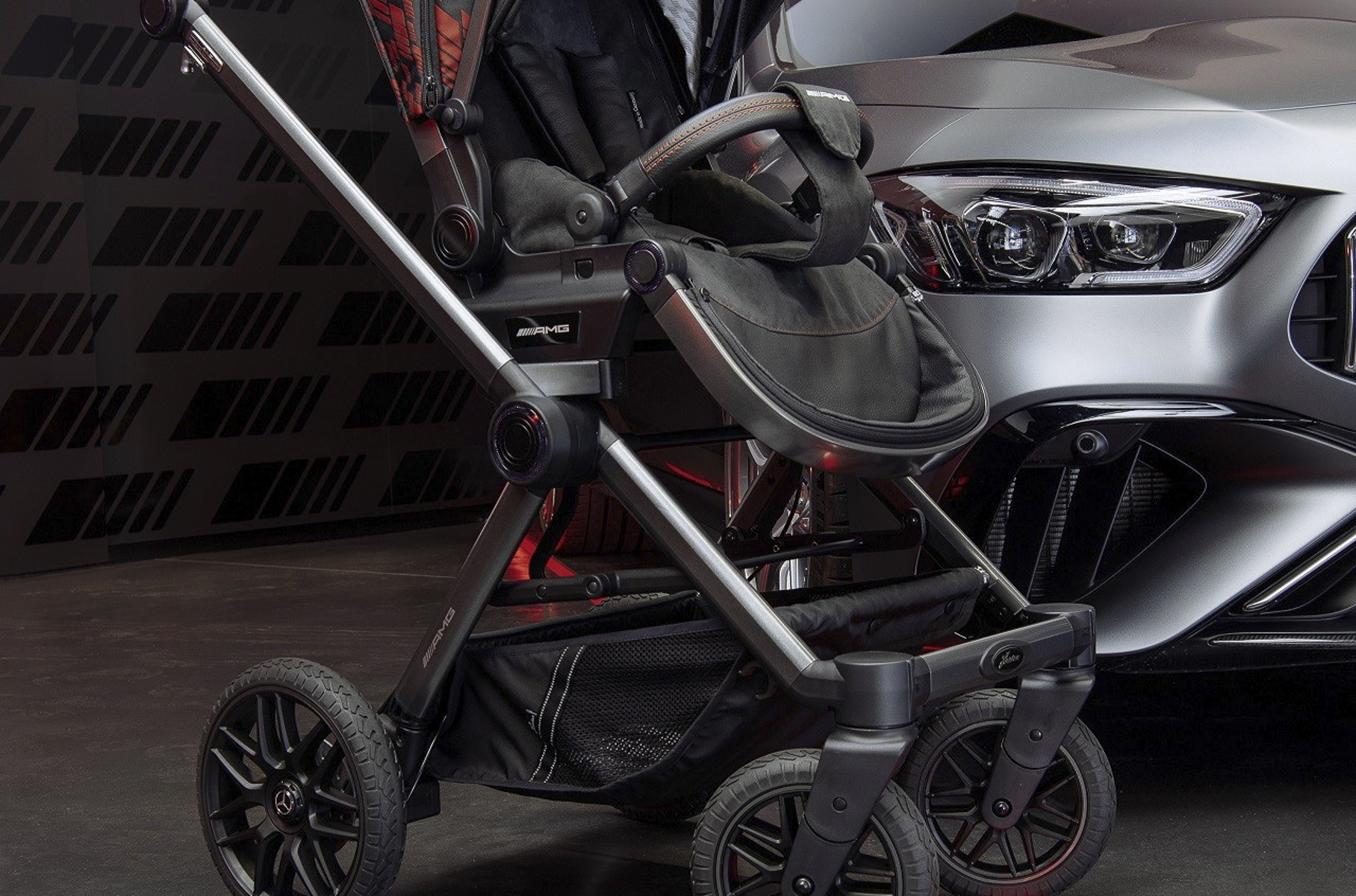 Посмотрите на премиальную детскую коляску от Mercedes-AMG