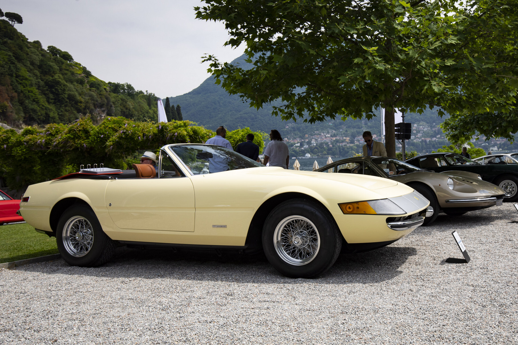 Ferrari 365 GTS/4 c открытым верхом считается одним из красивейших автомобилей в истории итальянской марки. Был выпущен 121 спайдер — подавляющее большинство из которых (96 штук) было продано в США. Эта машина песочно-жёлтого цвета 1971 года выпуска — не исключение. В Америке она даже снялась в триллере «Долгое прощание» Роберта Олтмена. Сейчас она живёт в Швейцарии: её хозяин — совладелец сети магазинов Тьери Халфф.
