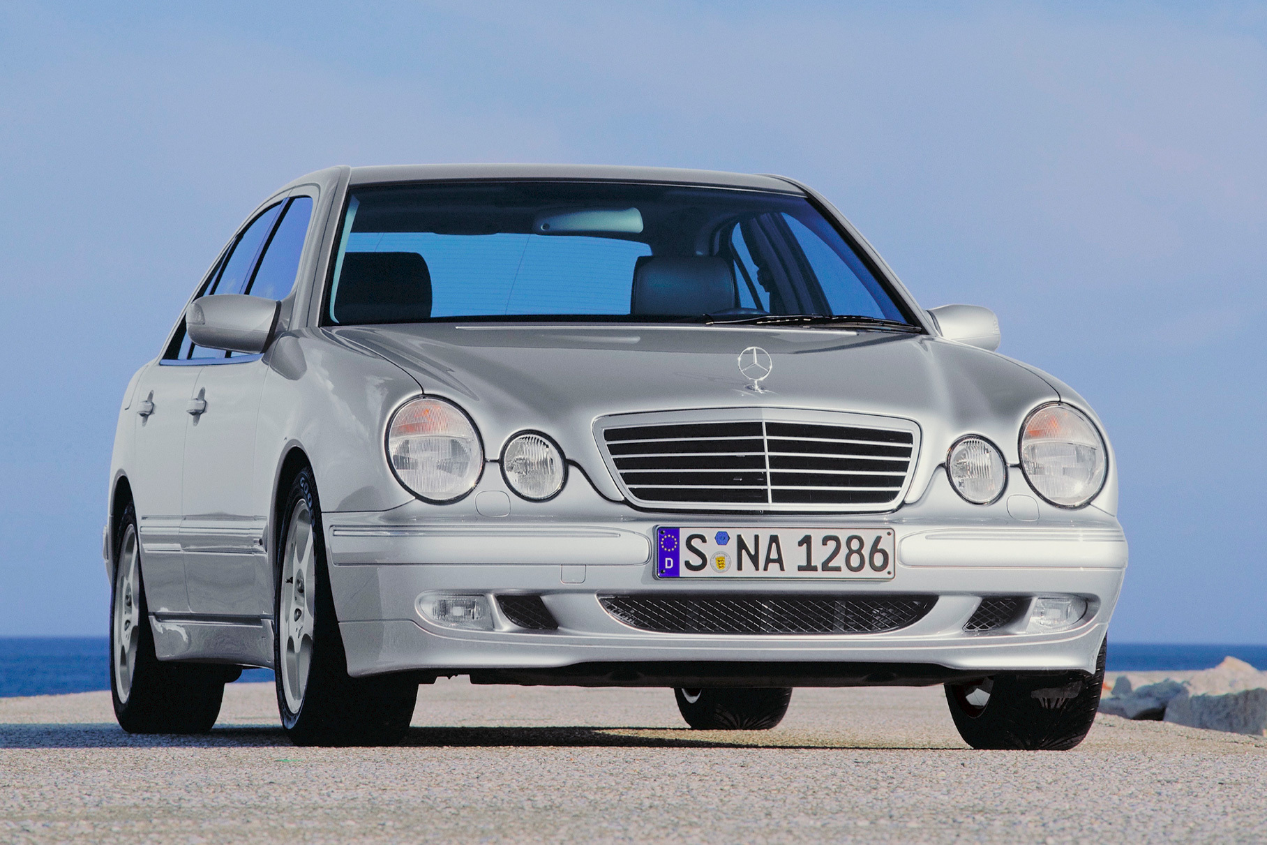 У Е-Класса Mercedes-Benz W210 было одно решающее преимущество перед Москвичом: он существовал
