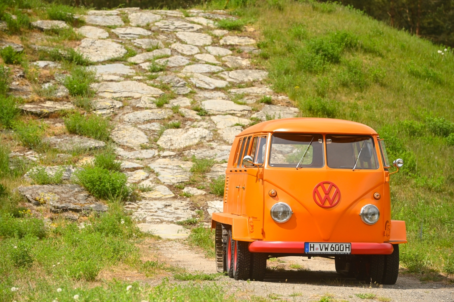 Volkswagen показал гусеничный «булли» с четырьмя осями