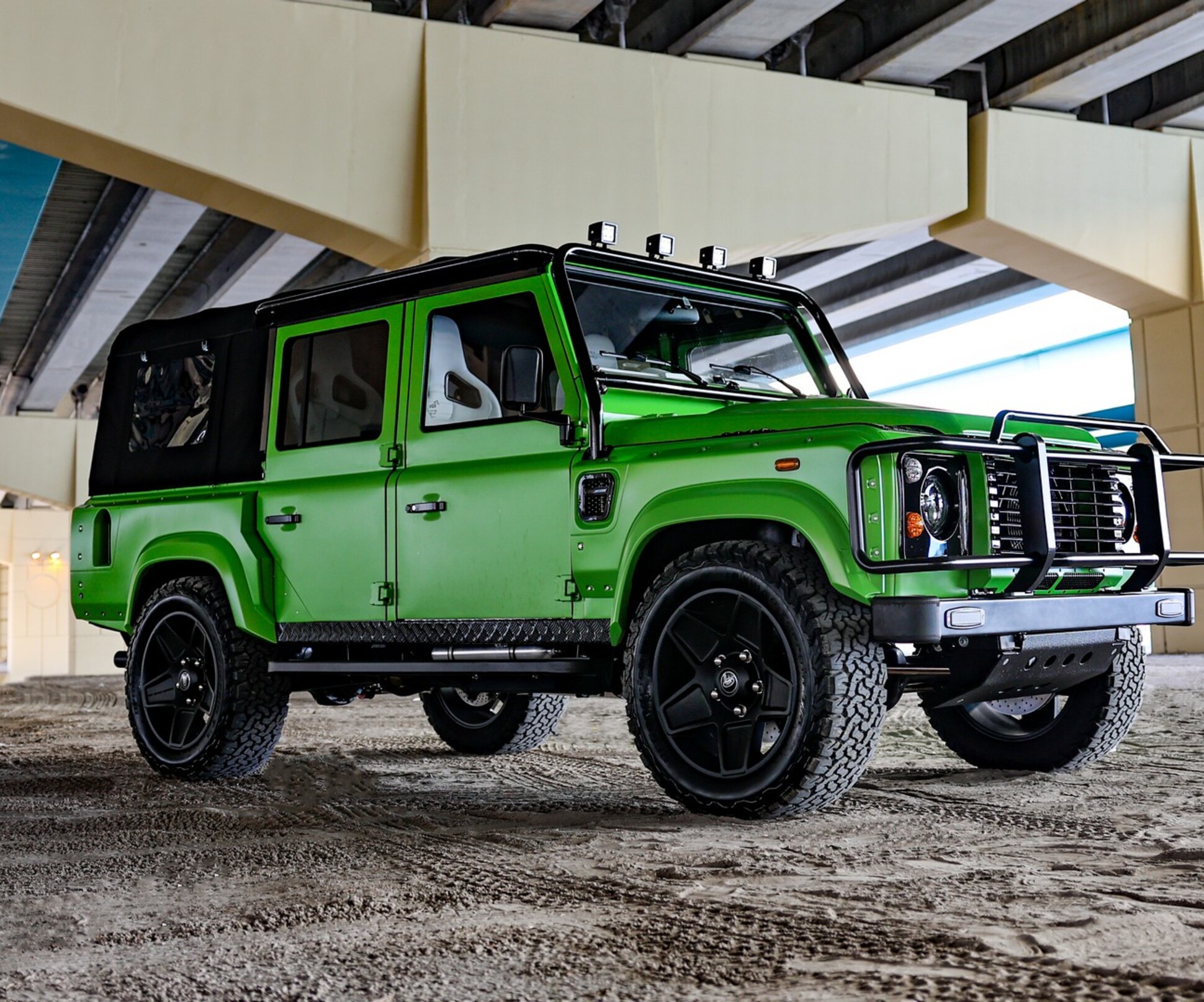 E.C.D Automotive Design установил в старый Defender 6,2-литровый V8 — Motor