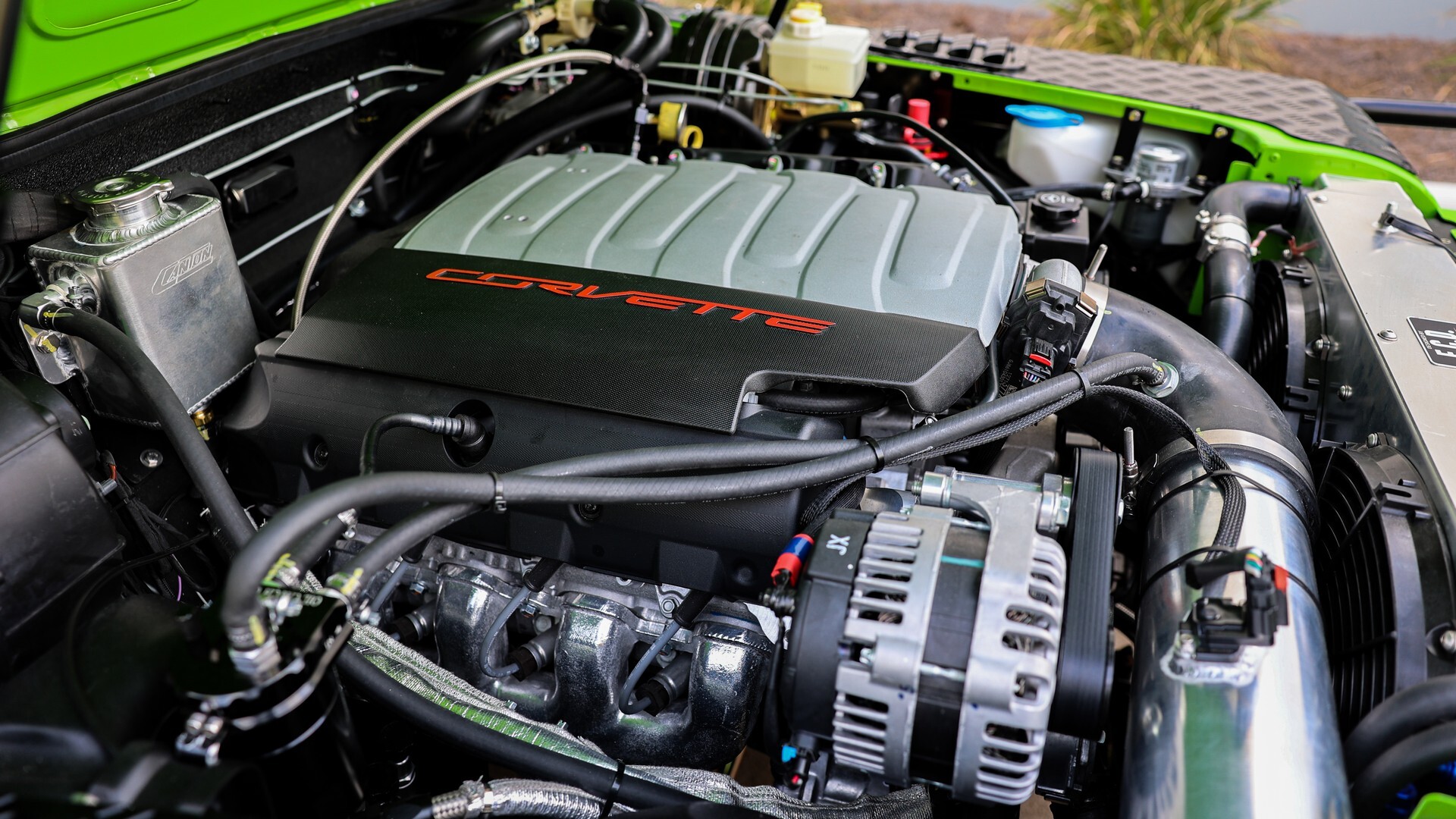 E.C.D Automotive Design установил в старый Defender 6,2-литровый V8