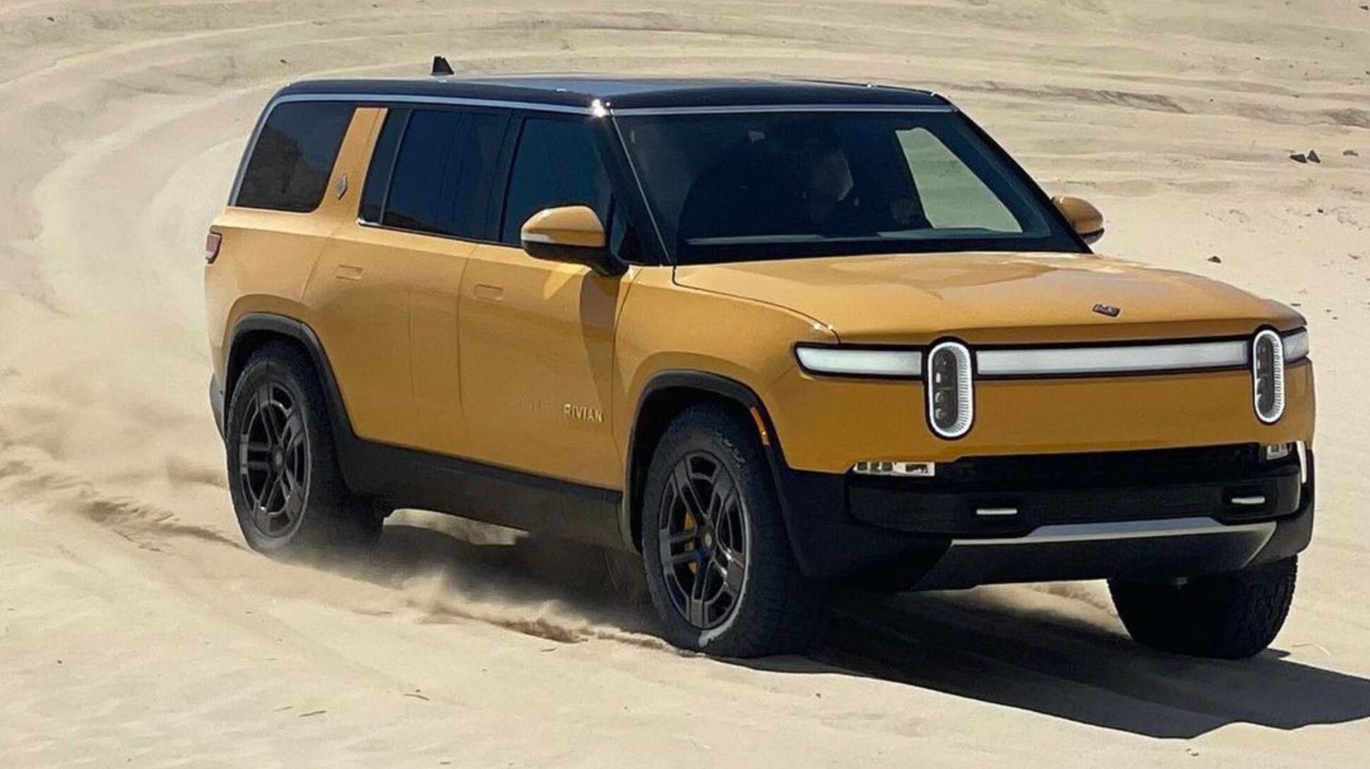 Rivian научил свои электромобили ездить по песку — Motor