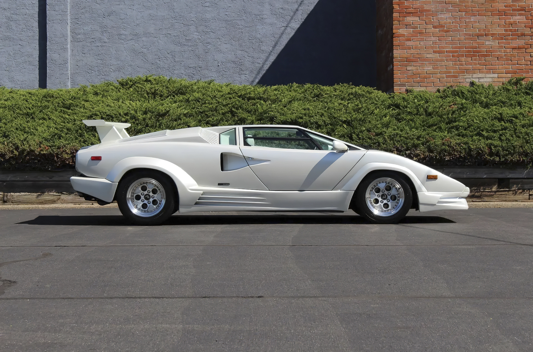 На продажу выставили юбилейный Lamborghini Countach с минимальным пробегом