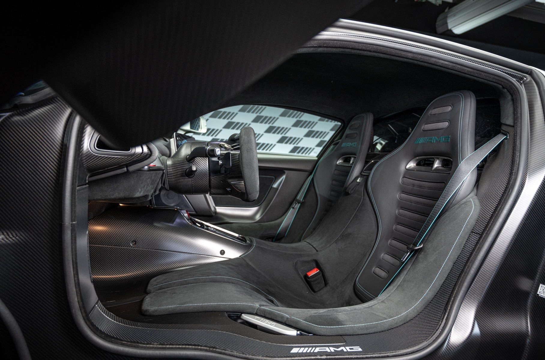 Представлен серийный Mercedes-AMG One: пять моторов и разгон до ста за 2,9 секунды