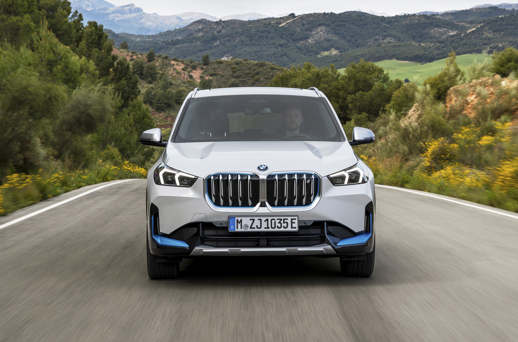 BMW представила новый X1 и его электрический аналог iX1