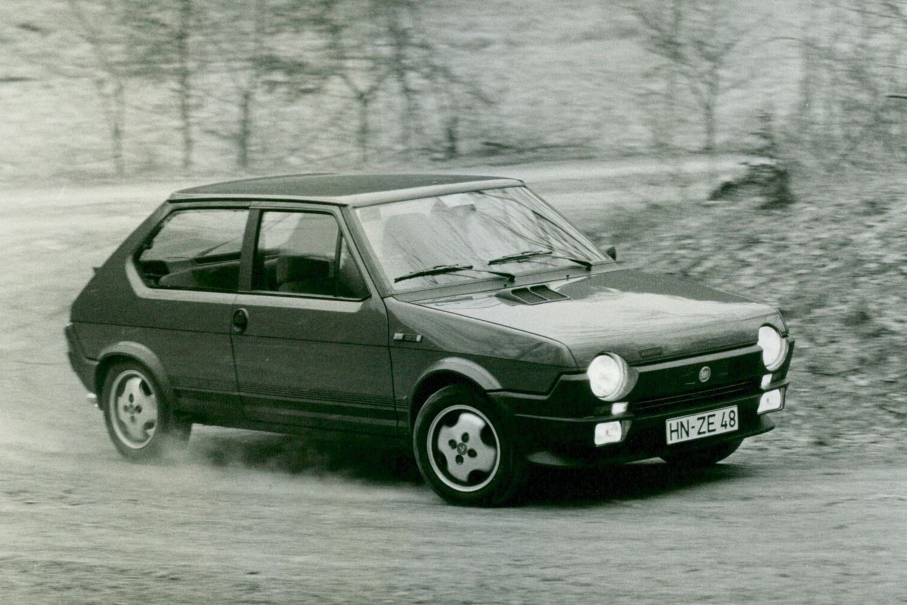 ###  Fiat Ritmo представили в 1978 году: это был хэтчбек ультрасовременного и очень эксцентричного вида, построенный на переднеприводной платформе предыдущей модели — технически прорывного, но заурядного на вид Fiat 128. А три года спустя итальянцы вывели на рынок топ-версию Abarth 125 TC. Под капот компактного хэтчбека поставили огромный по тем временам двигатель — двухлитровую версию легендарного мотора Fiat «Twin Cam» конструкции Аурелио Лампреди. Кроме того, эмблемы Abarth подразумевали вентилируемые тормоза, спортивную подвеску и пятиступенчатую коробку передач.