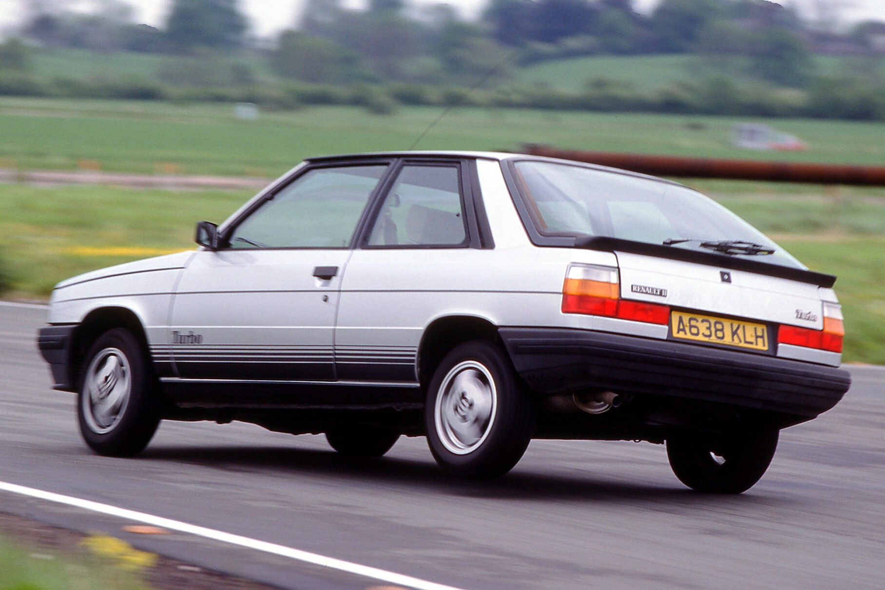Так что это был весьма и весьма проворный автомобиль, набиравший «сотню» примерно за девять секунд и с максимальной скоростью 186 километров в час. Всё это сочеталось с более просторным салоном и большим багажником — журналисты называли хэтчбек «Renault 5 GT Turbo для семейного человека». В восьмидесятые бодрый «француз» был достойной альтернативой машинам вроде Ford Escort XR3i, но оказался полностью забыт сейчас.