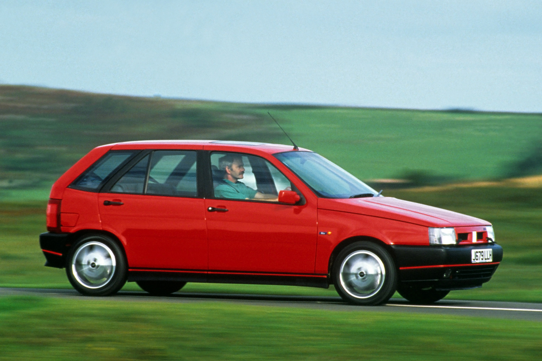 ###  Едва ли вы это вспомните, но хэтчбек Fiat Tipo в 1988 году удостоился звания «Автомобиль года» в Европе. А в 1992-м вышла версия 2.0 i.e. 16V, она же «Sedicivalvole» — его самый заряженный вариант. Название подразумевало, что под капотом стоял легендарный двухлитровый «Fiat Twin Cam» конструкции Аурелио Лампреди в самом совершенном варианте, с 16-клапанной головкой. Двигатель мощностью 148 лошадиных сил — по тем временам это был серьёзный заряд для хэтчбека гольф-класса.