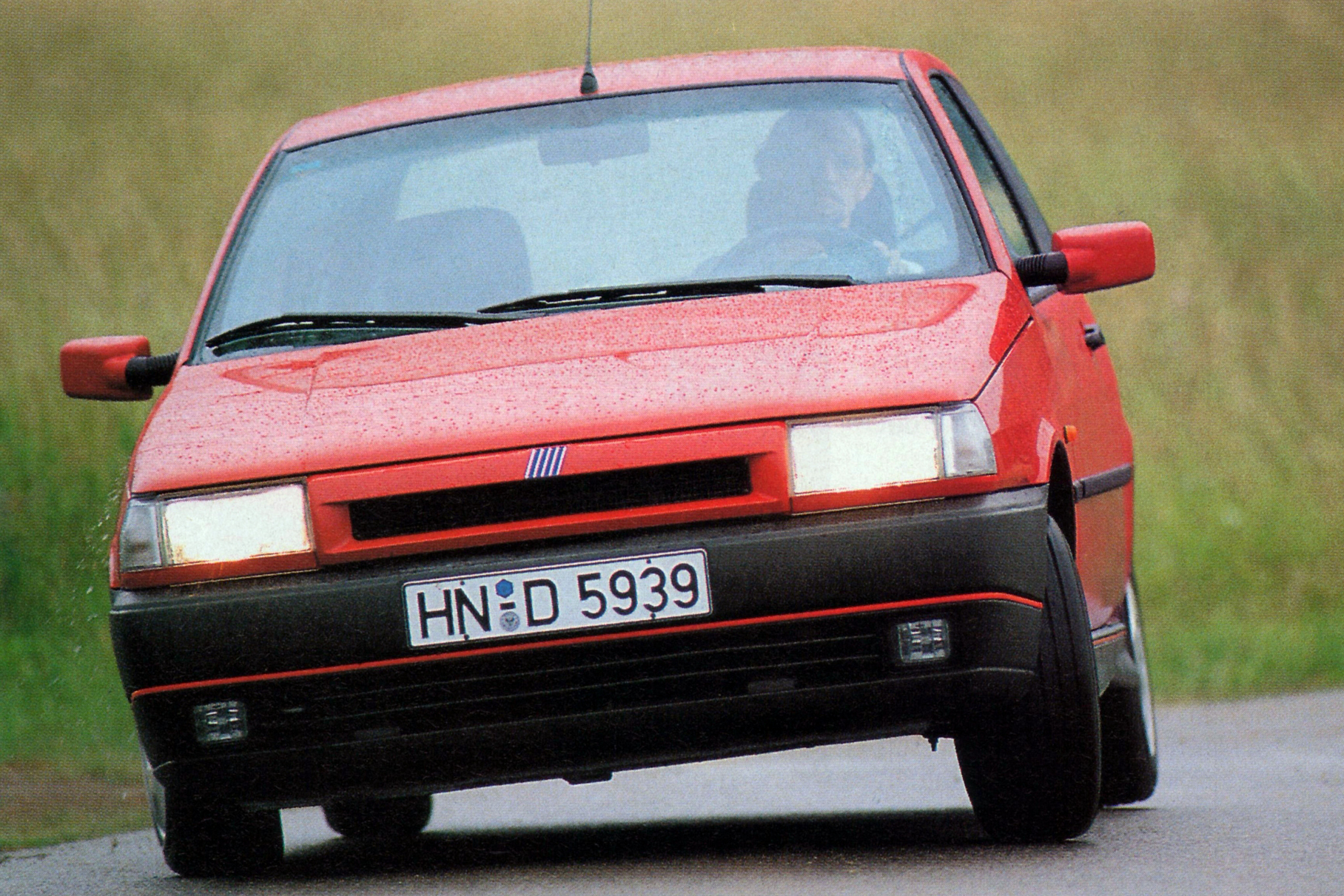 По динамике Fiat не был рекордсменом среди соперников — машина была тяжеловата, но «сотню» за 8,4 секунды набирала. Двигатель хвалили за отменную тягу на средних оборотах и классный звук, когда он раскручивался до 6000 оборотов в минуту. Более того: многие журналисты признавали его лучшим хот-хэтчем в классе на момент выхода! Итальянская зажигалка практически во всём превосходила и Ford Escort RS2000, и Volkswagen Golf GTI. Tipo Sedicivalvole хвалили за сочетание комфорта и живого отзывчивого шасси, сохранявшего уверенную хватку даже в самых экстремальных условиях. Fiat производил впечатление не только динамичного и интересного, но и «взрослого», зрелого автомобиля. И тем не менее: сегодня встретить его — удача даже на слётах владельцев итальянских машин, а помнят этот хот-хэтч только самые-самые энтузиасты.