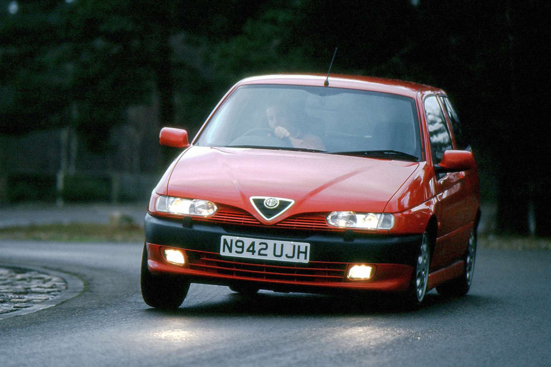 ###  Небольшой хэтчбек, вышедший в 1994 году, был третьей по счёту моделью Alfa Romeo, полностью разработанной после присоединения марки к концерну Fiat. Так что яркий дизайн Криса Бэнгла и Вальтера да Сильвы скрывал платформу хэтчбека Fiat Tipo. Для топ-версии Quadrifoglio под капотом прописали двухлитровый 16-клапанник Twin Spark от более крупного седана 155 мощностью 150 лошадиных сил (позже 155 сил).