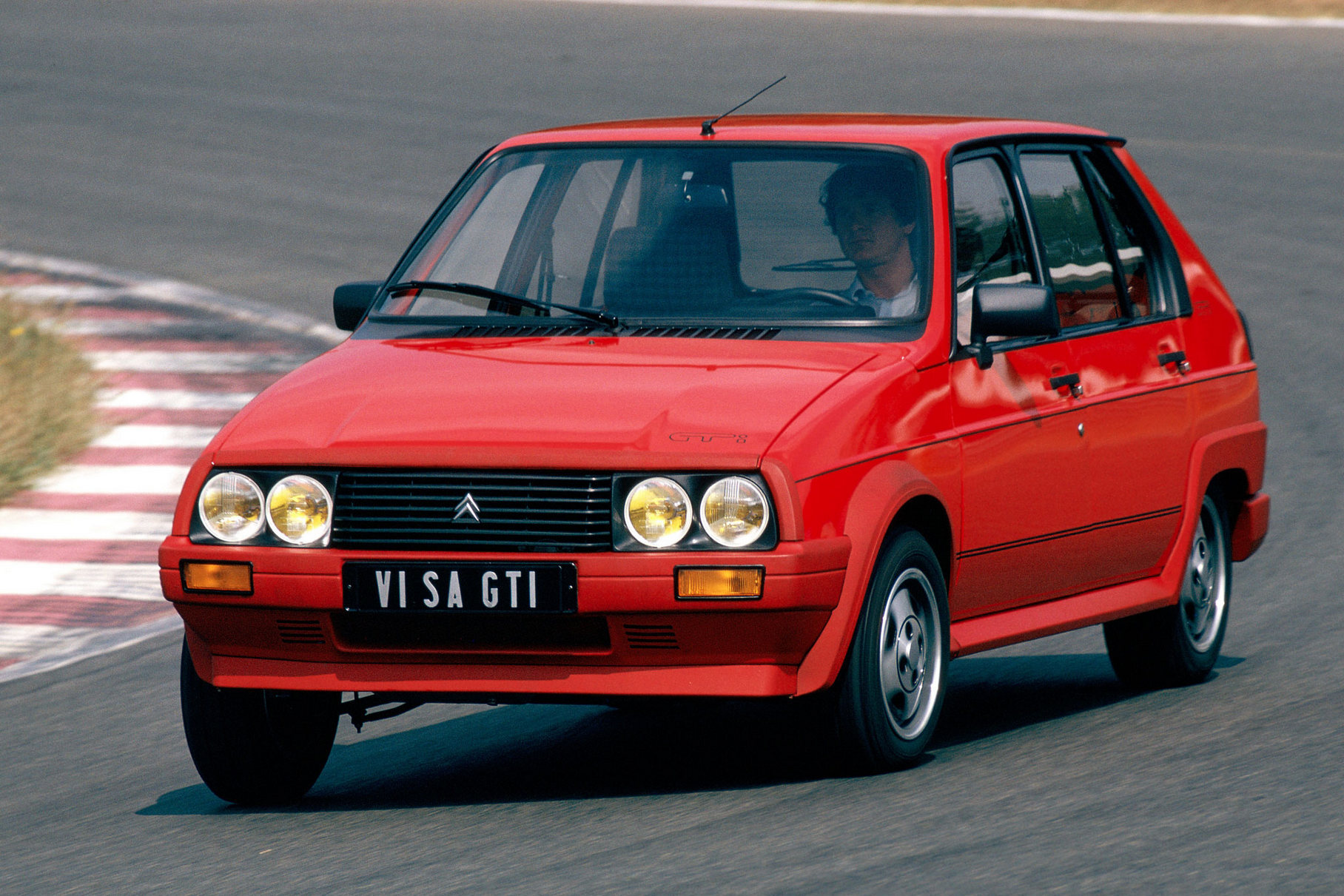###  Страшненький, простенький и очень недорогой: в общем, идеальный кандидат на роль первого автомобиля — таким был пятидверный хэтчбек Citroën Visa, выпущенный в 1978 году. Но уже под конец конвейерной жизни, в 1985-м, он получил 1,6-литровый мотор XU5J — точно такой же, как на Peugeot 205 GTI. Обвес в спортивном духе не мог превратить гадкого утёнка в прекрасного лебедя... Но говорят, что грамотно доработанное шасси и весёленький моторчик вкупе с крохотным весом (всего 870 килограммов) делало поездки на Ситроенчике очень увлекательными! Машина пользовалась любовью французской молодёжи — правда, за рубежом популярности не снискала. Поэтому и оказалась в нашей подборке.