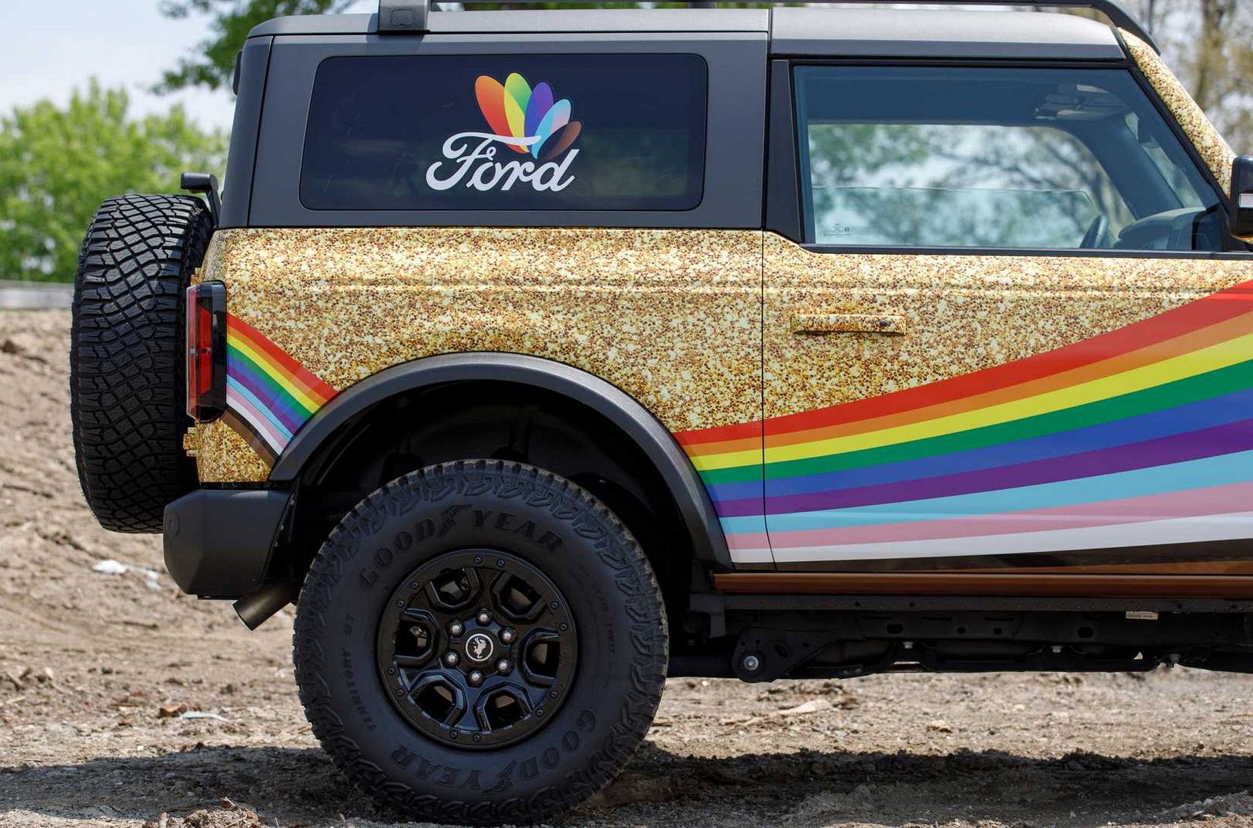 Ford сделал «радужный» Bronco в поддержку сексуальных меньшинств