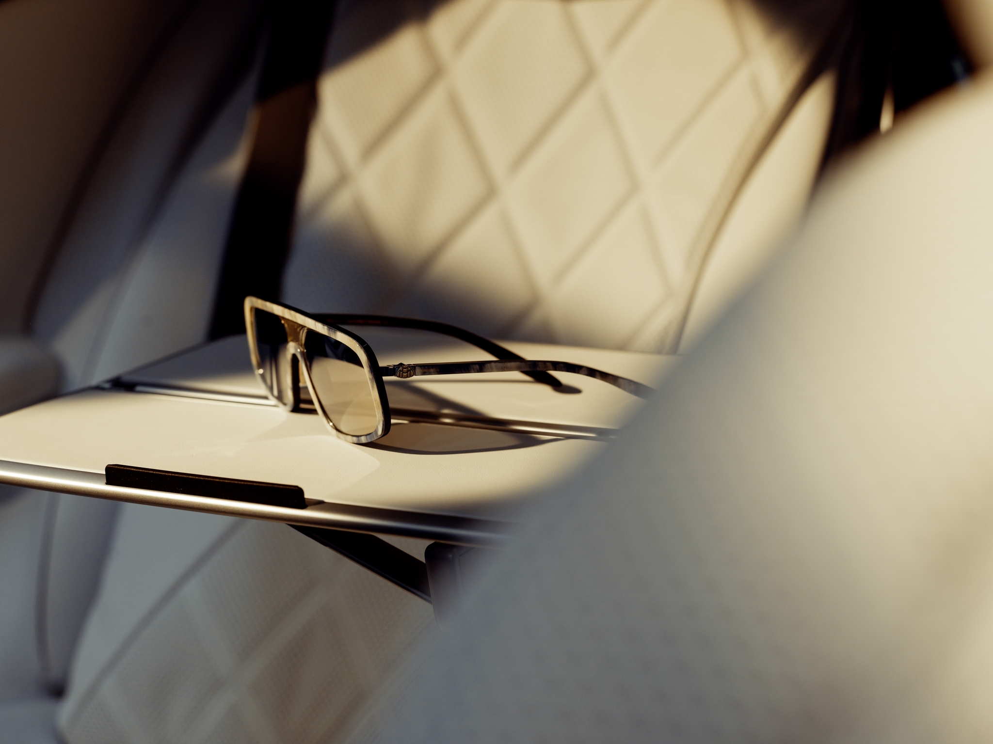 Дизайнер Mercedes-Benz сделал очки Maybach из золота, титана и рогов буйвола