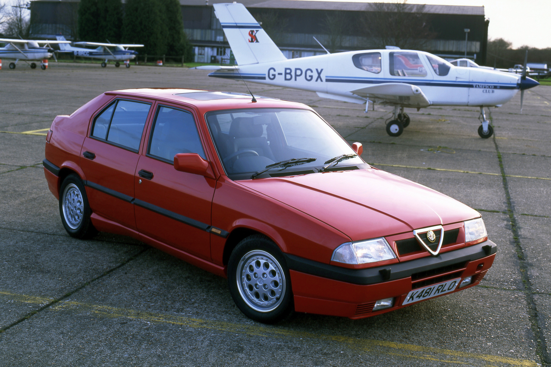 ###  «Тридцать третья» — один из самых массовых автомобилей в истории марки Alfa Romeo: за одиннадцать лет его производства был выпущен почти миллион экземпляров. Она была преемницей легендарной модели Alfasud семидесятых годов, от которой унаследовала четырёхцилиндровый оппозитный двигатель и гениально-простое шасси. А вместе с ними и азартный характер: крутильный мотор, жестковатую подвеску, остроту реакций, грубоватость манер. Правда, из-за удаления переднего стабилизатора «тридцать третья» кренилась сильнее предшественника. В то же время, обе машины всегда критиковали за то, что классное шасси явно превосходило по возможностям слабенькие моторы объёмом 1,2–1,5 литра. Улучшил ситуацию двигатель 1.7, появившийся в 1986 году. Но по-настоящему раскрыл возможности машины его 16-клапанный вариант мощностью 135 лошадиных сил. Увы, появившийся уже на закате конвейерной жизни — после большого рестайлинга в 1990 году. С ним клинообразный лифтбек был способен разогнаться до 100 километров в час за 9,4 секунды и даже преодолеть отметку в 200 километров в час. Кроме того, был предусмотрен даже вариант с кузовом универсал и версия «Permanent 4» с постоянным полным приводом.