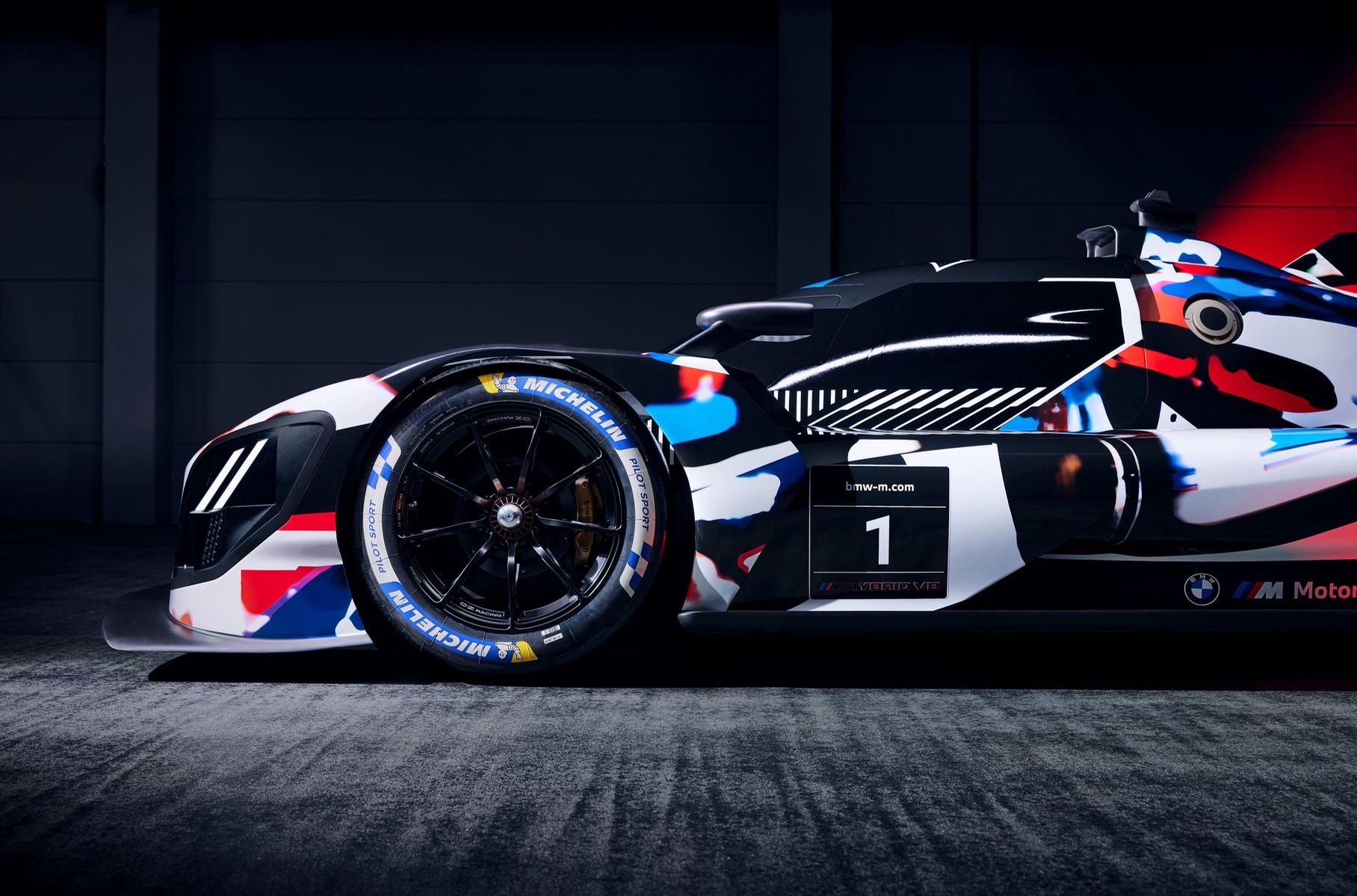 BMW показала спортпрототип для гонок на выносливость