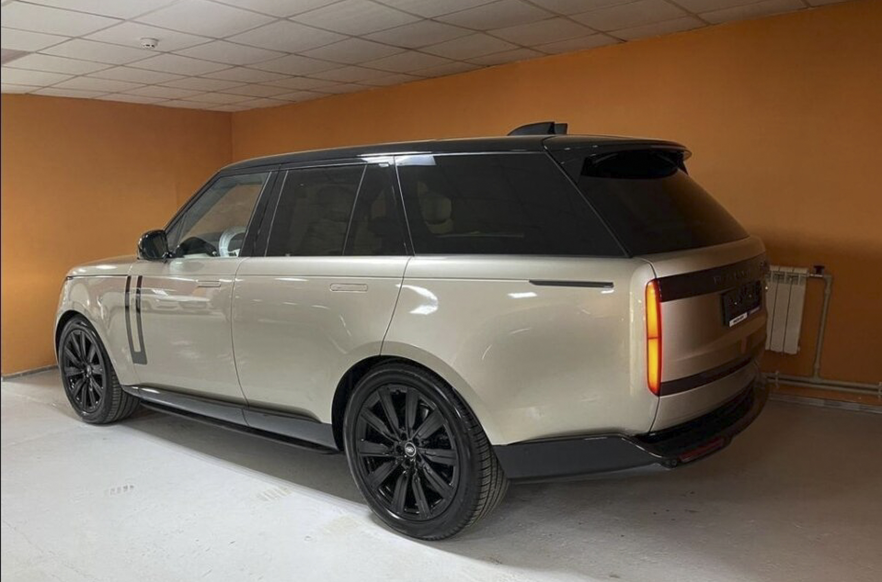В России уже продают новый Range Rover. Официально его в страну не привозили