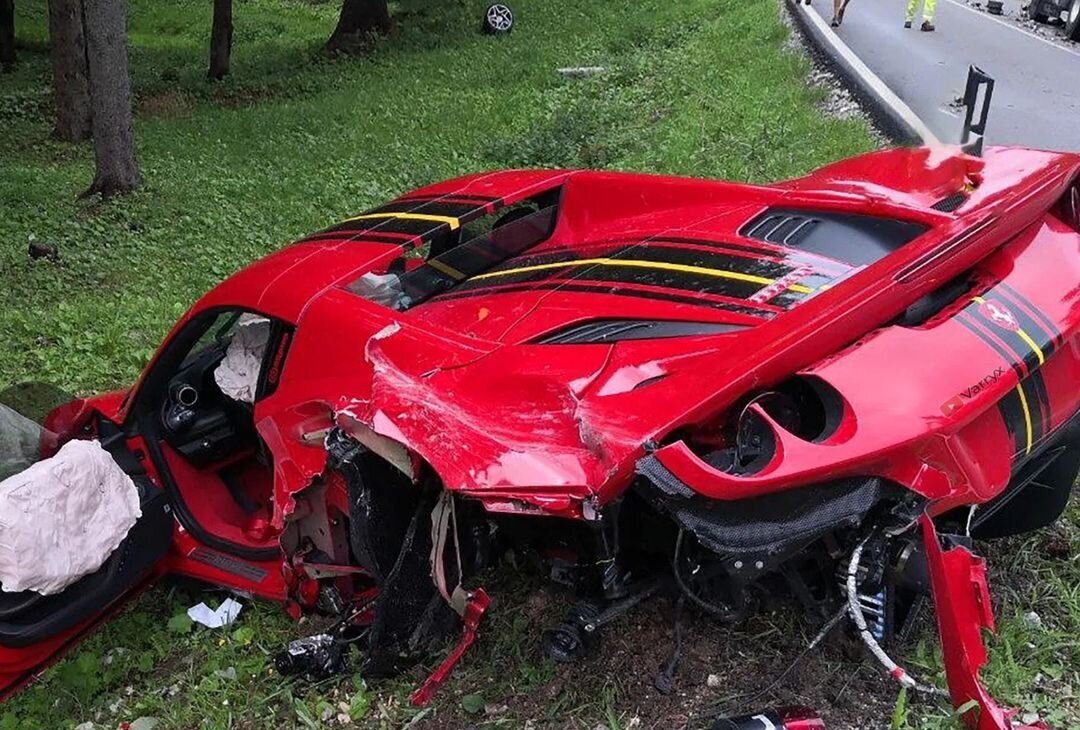 Посмотрите на Ferrari F8 Tributo, уничтоженную о грузовик