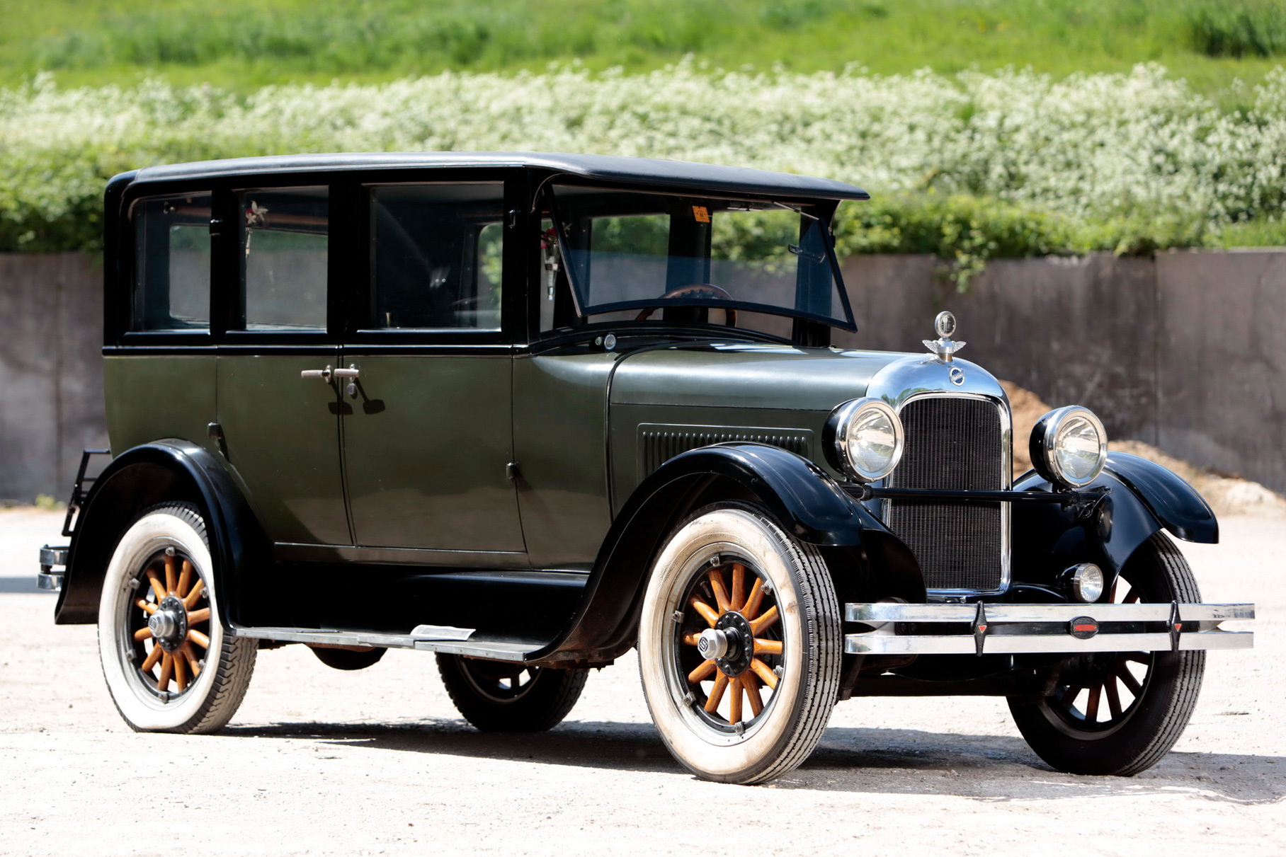 Слово «седан» нередко фигурировало в названиях моделей наряду с другими обозначениями кузовов, значение которые также еще не затвердилось окончательно. На фото Studebaker Standard Six 4-door Sedan, 1925 год