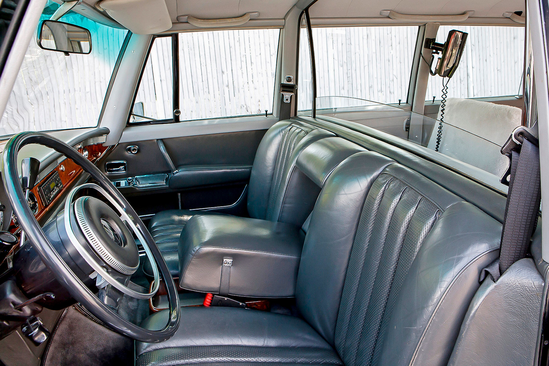 Mercedes-Benz 600 (W100) — настоящий лимузин. Пассажирский салон отделен от переднего ряда сидений перегородкой
