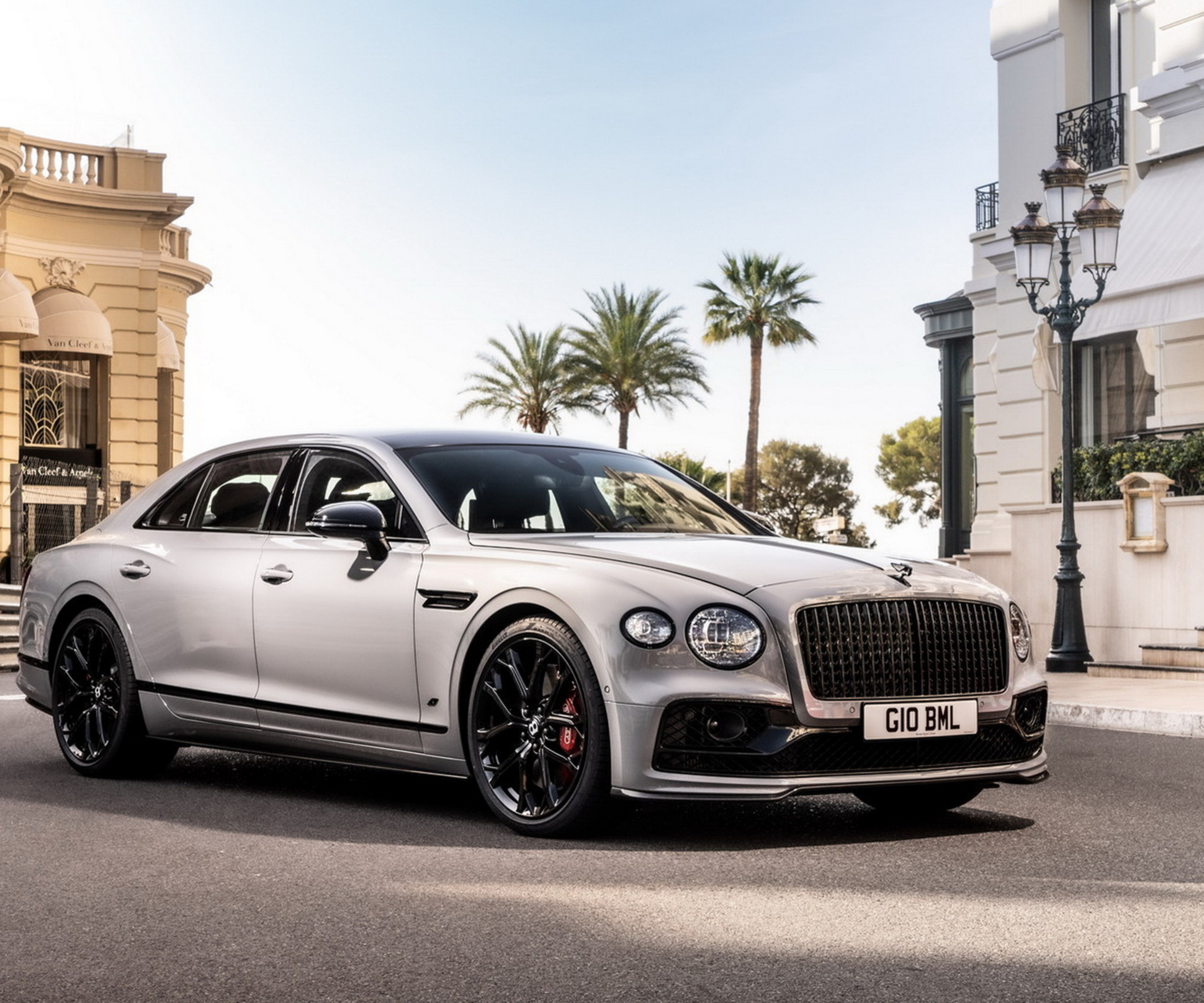 Спортивный седан Bentley Flying Spur S дебютировал в виде гибрида — Motor